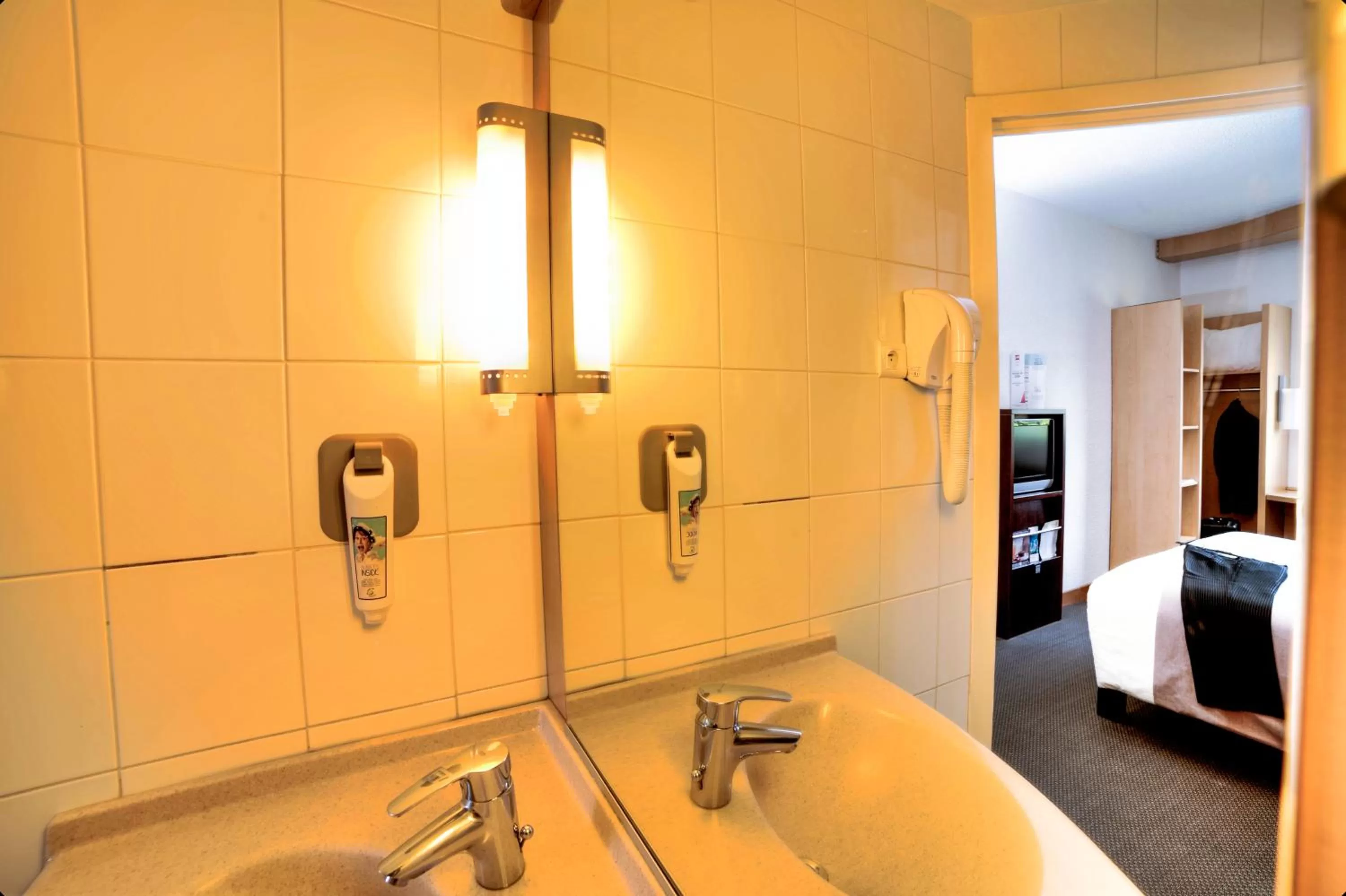 Toilet, Bed in Ibis Cotonou