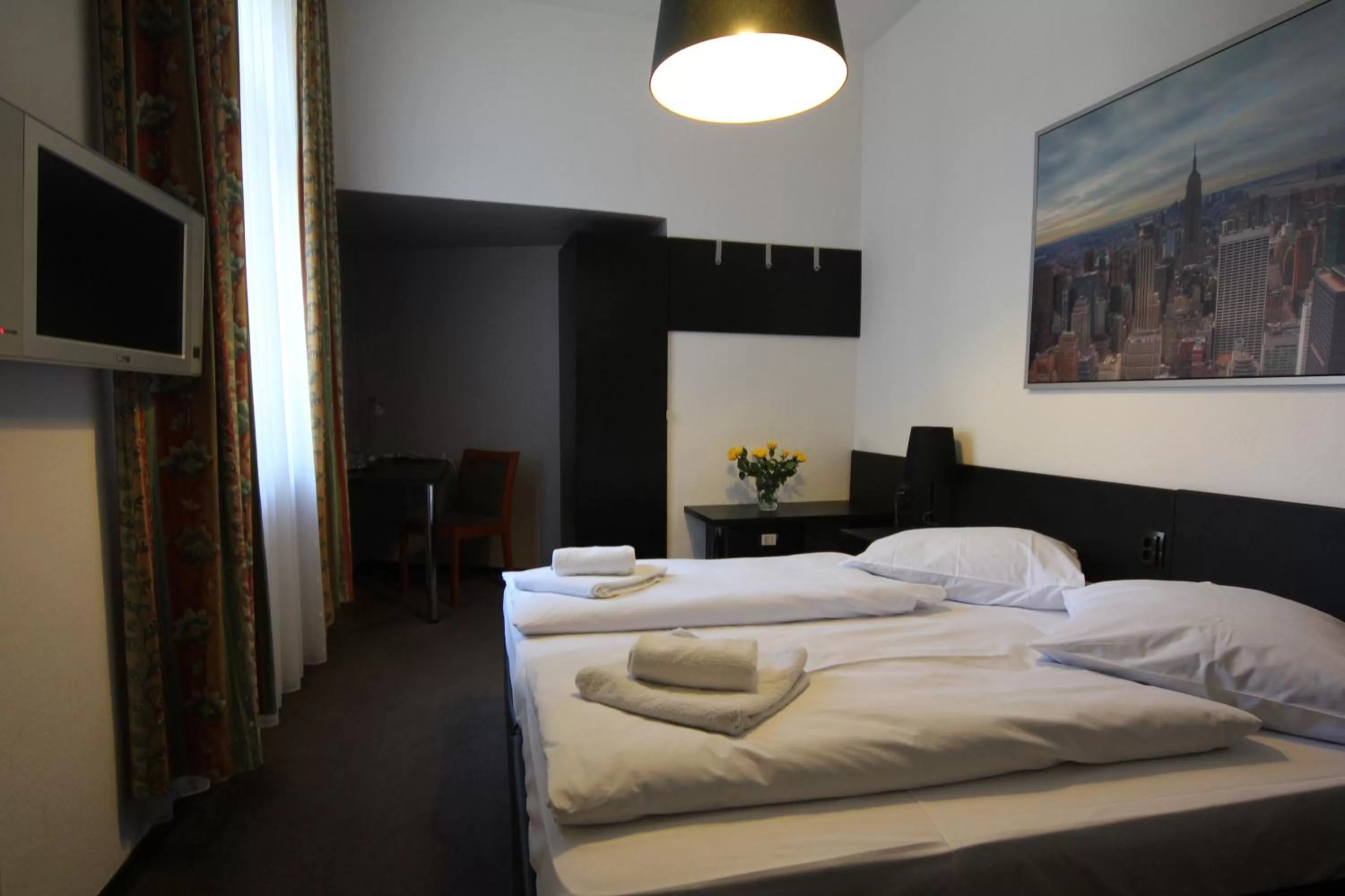 Photo of the whole room, Bed in Carlton Hotel