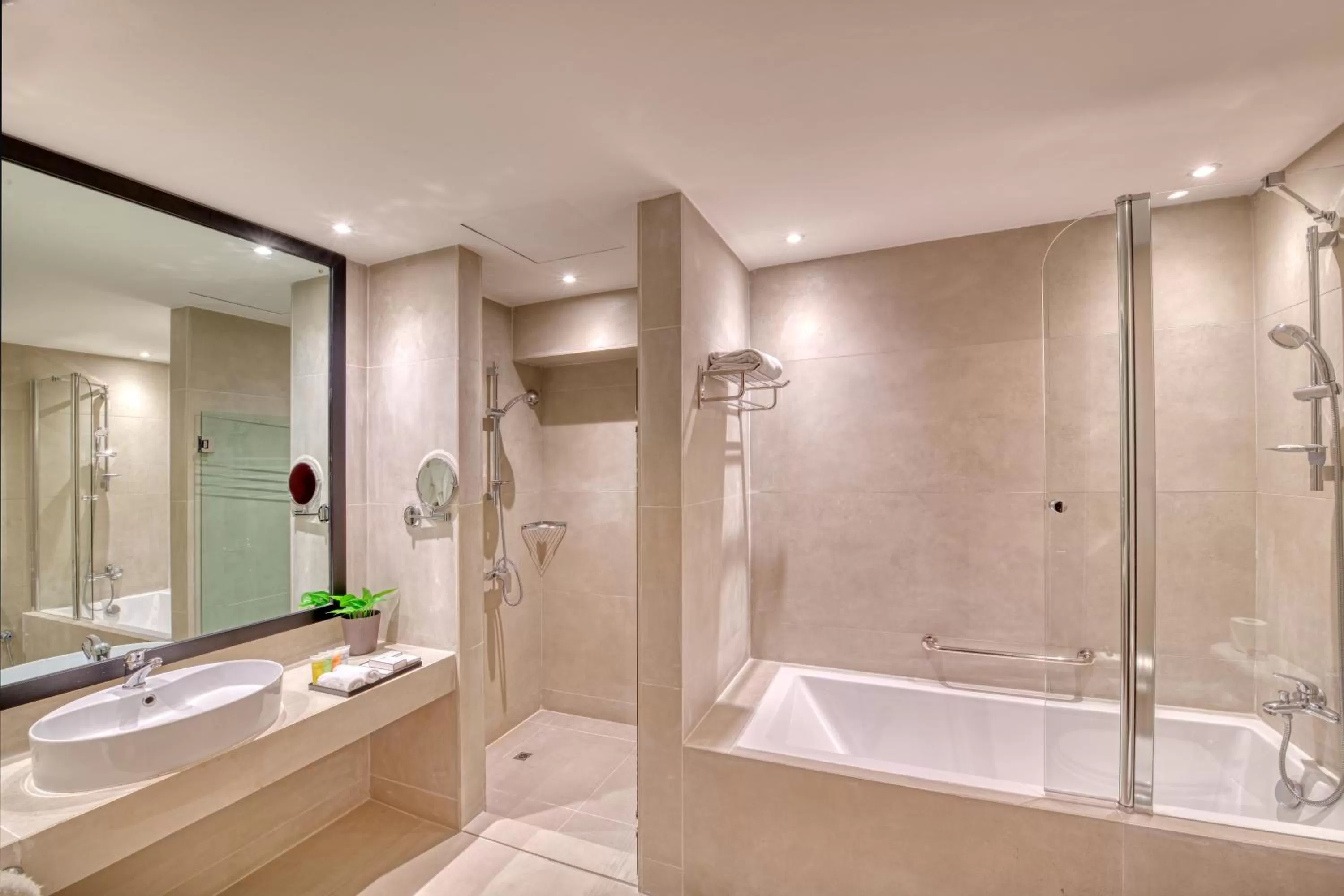 Shower in Majestic City Retreat Hotel