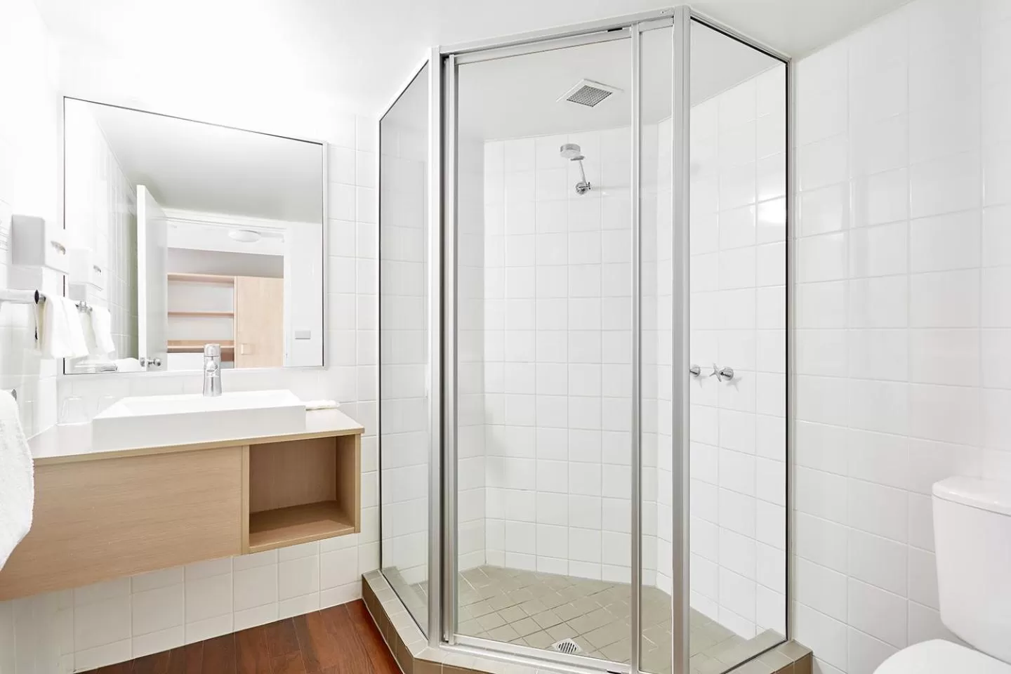 Shower in ibis Melbourne Hotel and Apartments