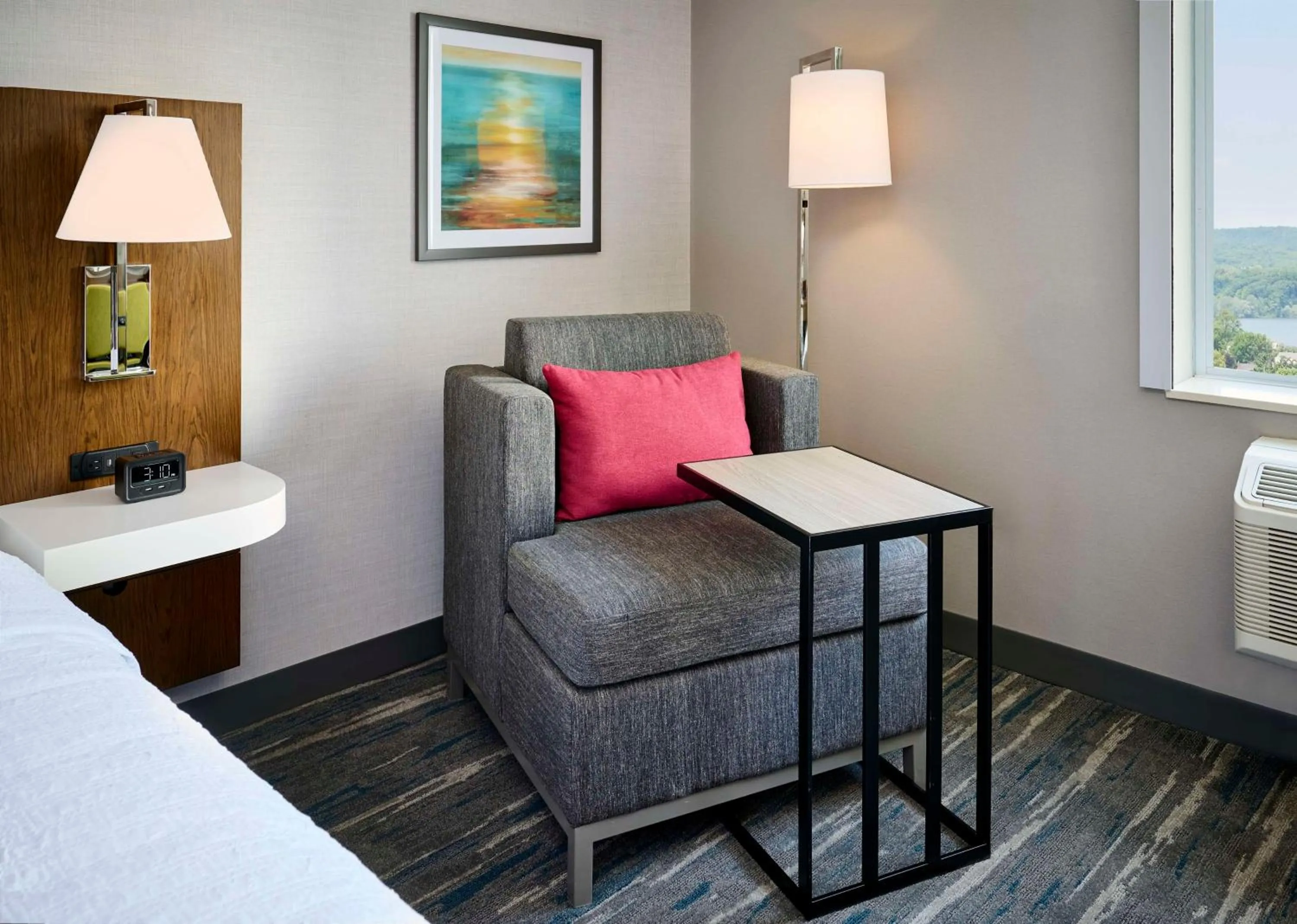 Living room, Bed in Hampton Inn By Hilton Hamilton