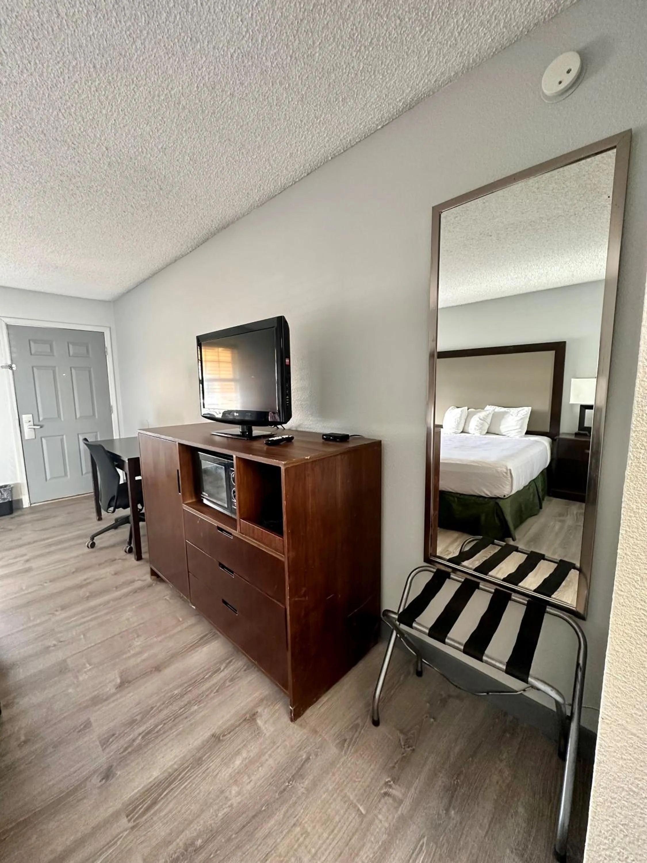 Bed in Silver Queen Inn