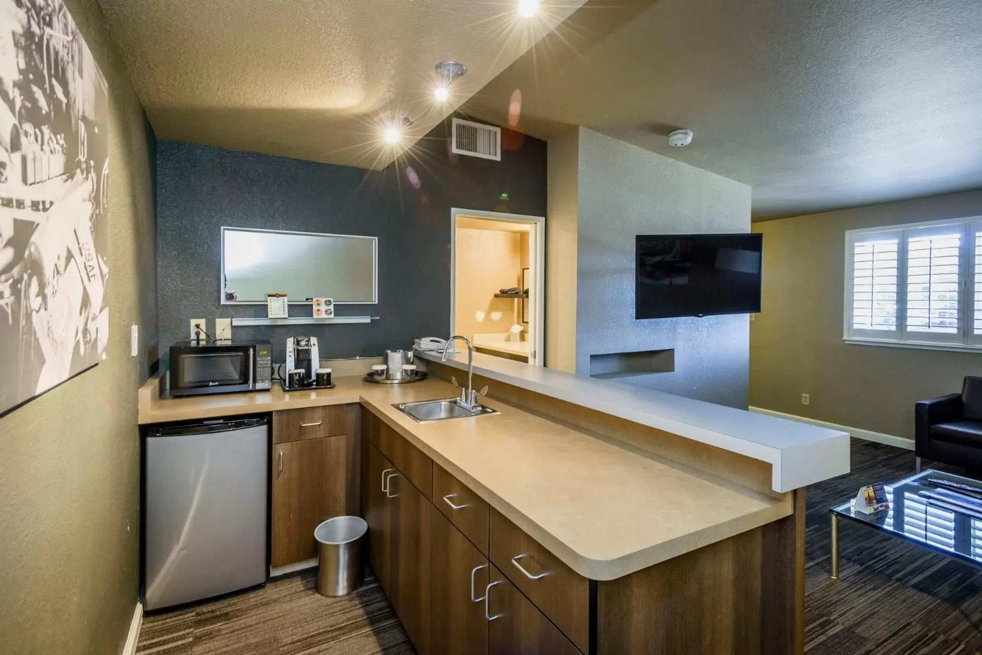 Kitchen or kitchenette in Lions Gate Hotel