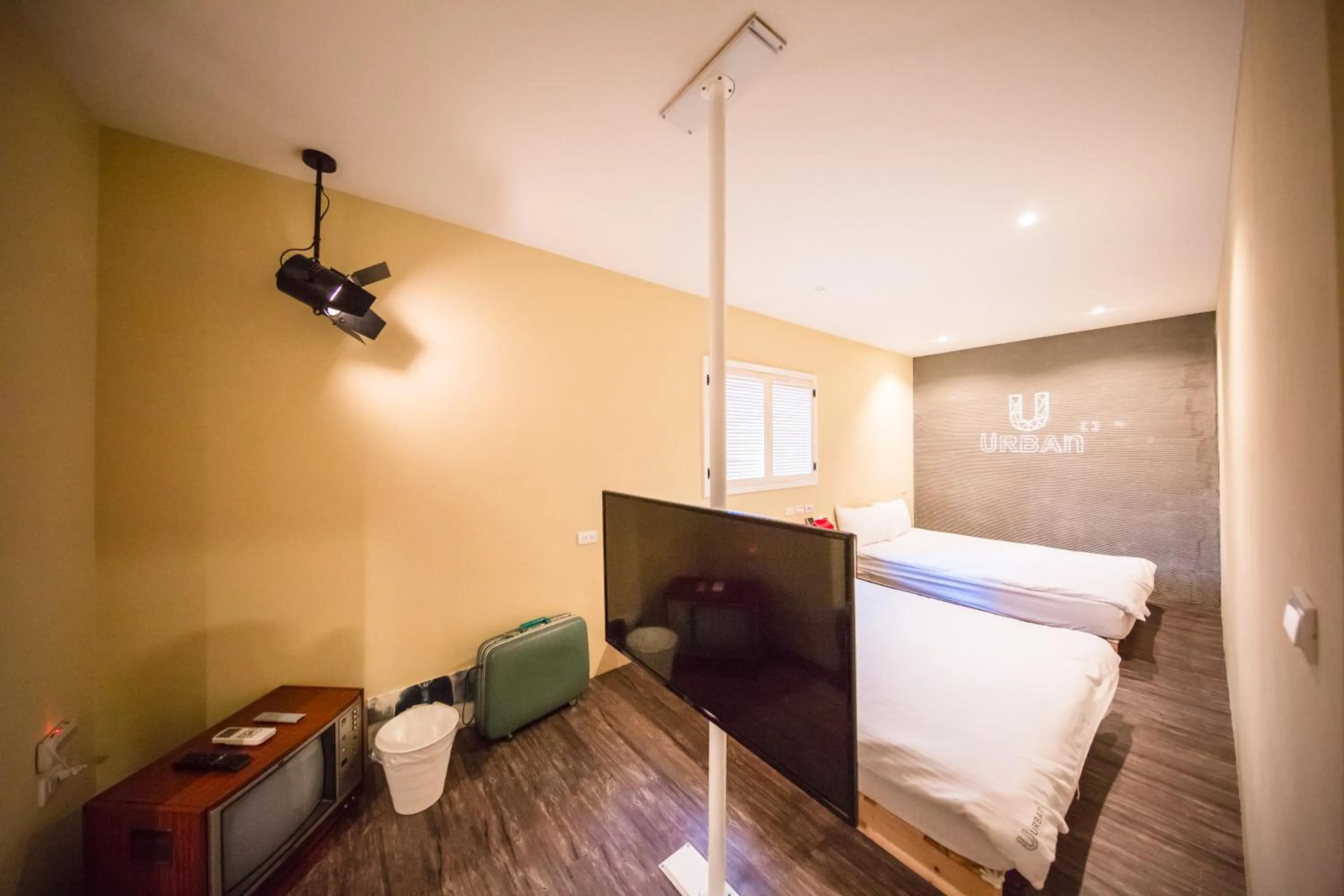 Photo of the whole room, Bed in Urban