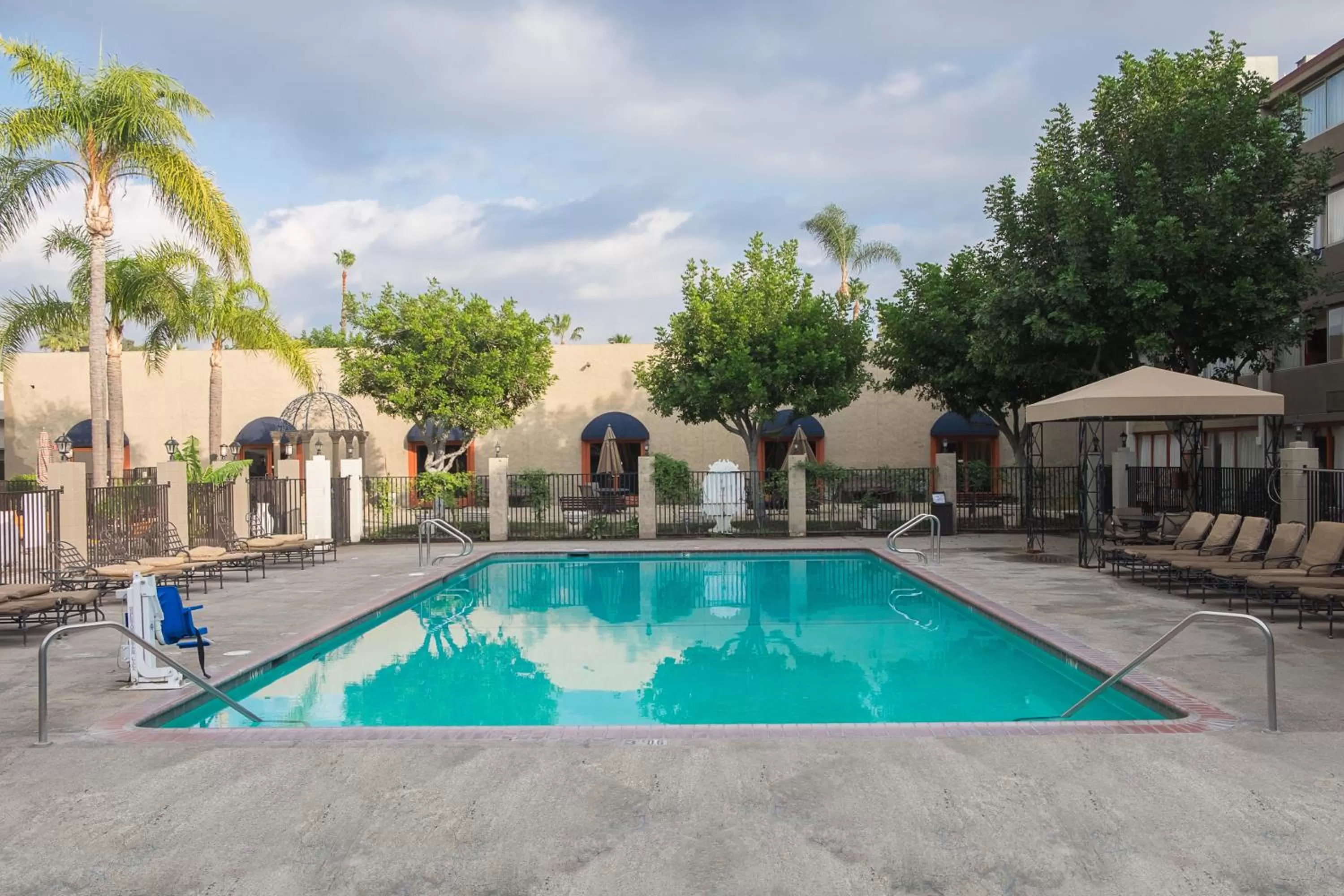 Swimming pool in Howard Johnson by Wyndham Fullerton/Anaheim Conference Cntr