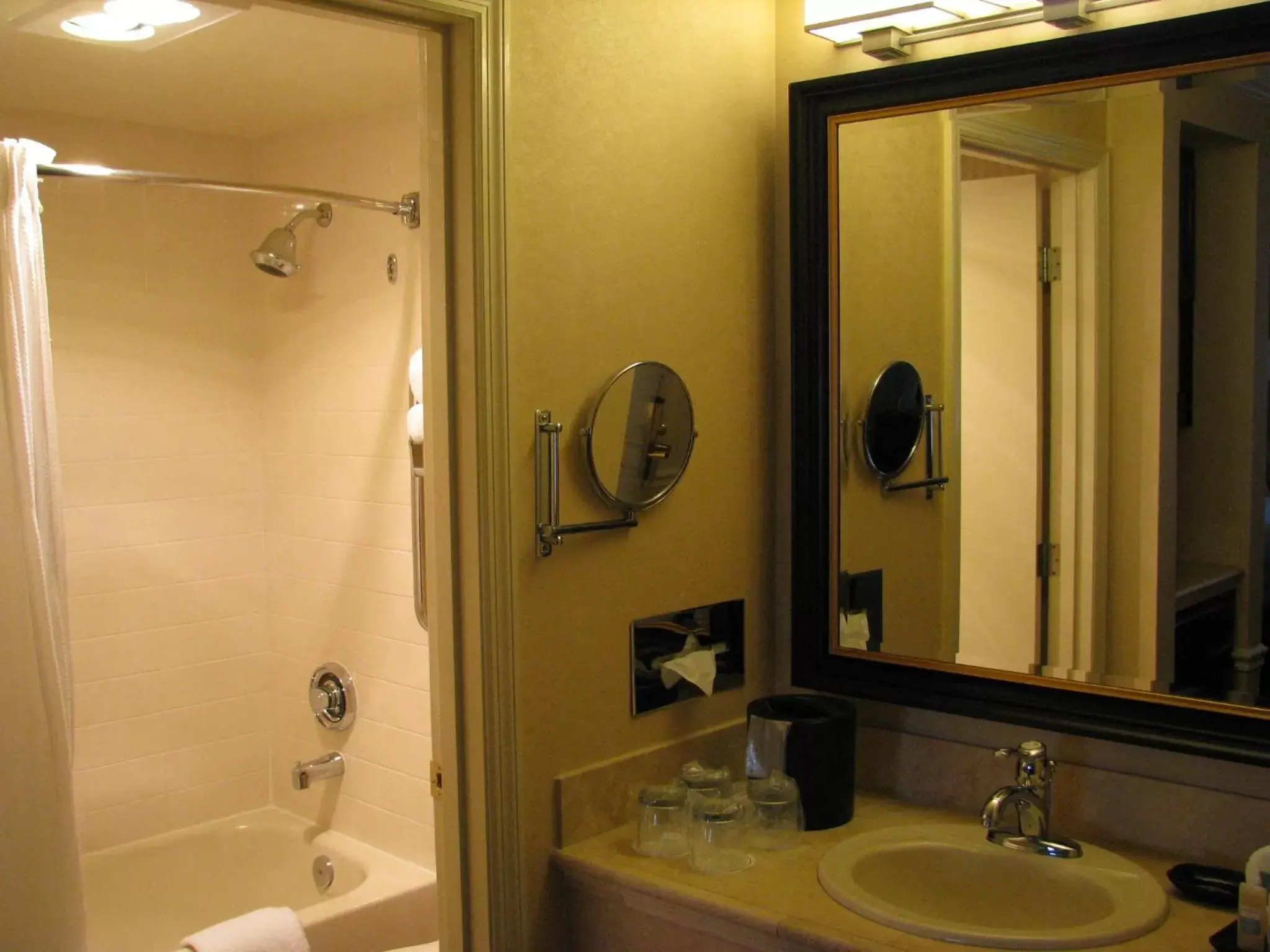 Executive King Room with Sofa-Bed - Non-Smoking in Best Western Plus Puyallup Hotel Executive King Room with Sofa-Bed - Non-Smoking in Best Western Plus Puyallup Hotel