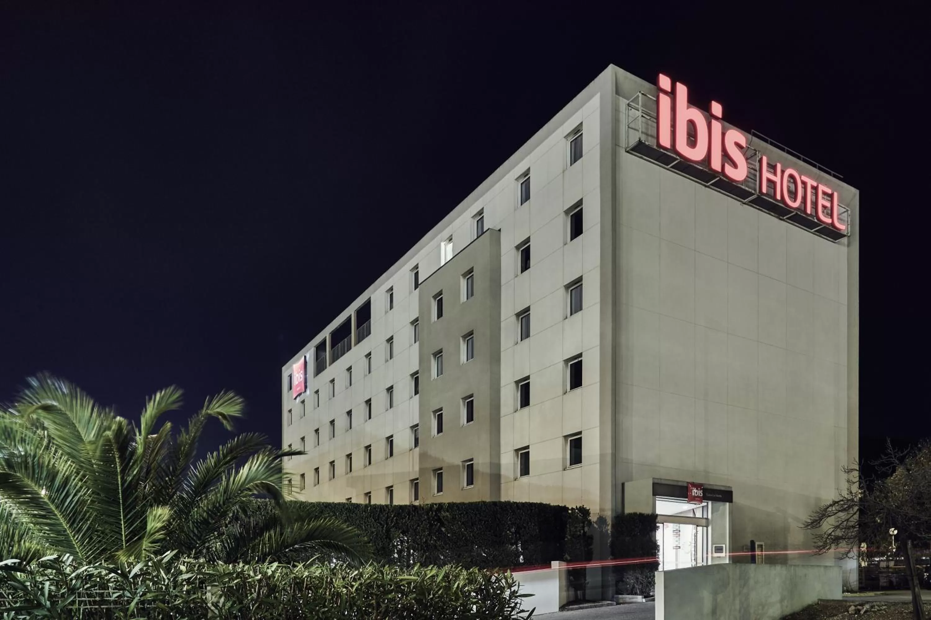 Facade/entrance in ibis Toulon La Valette