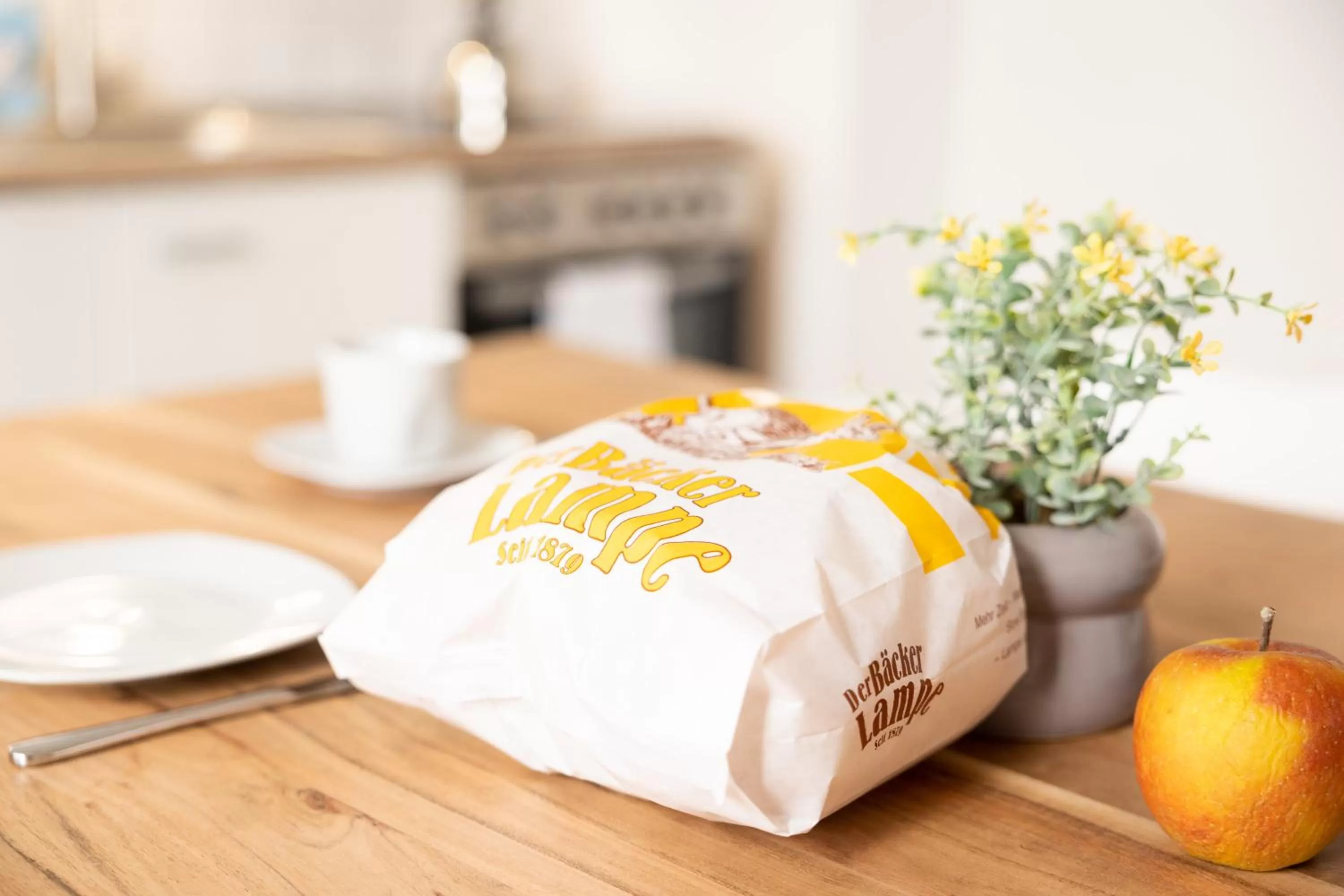 Dining area in Ko-Living Space an der Oper - Street Art Design Apartments