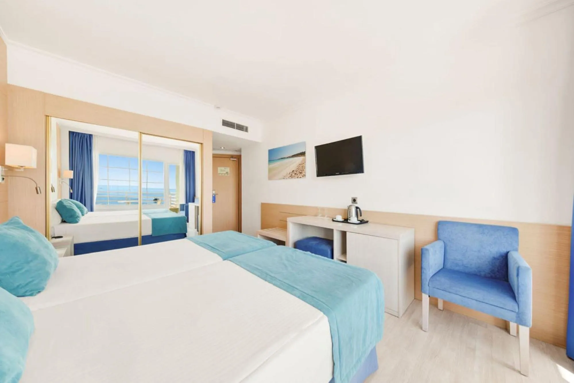 Photo of the whole room, Bed in Hotel Agua Beach "Adults only"