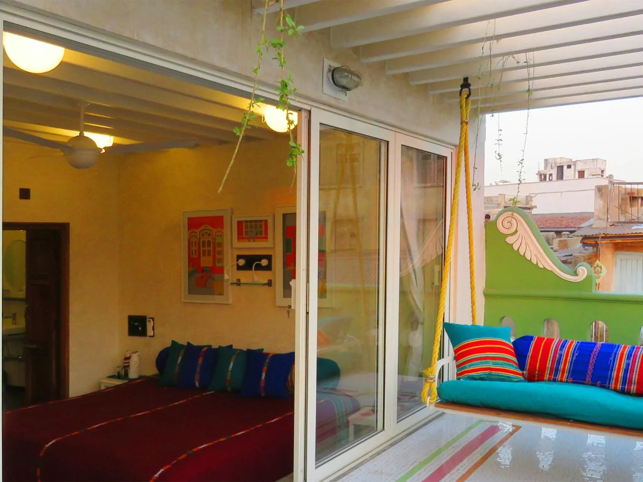 Balcony/Terrace in Mangaldas Ni Haveli II by The House of MG