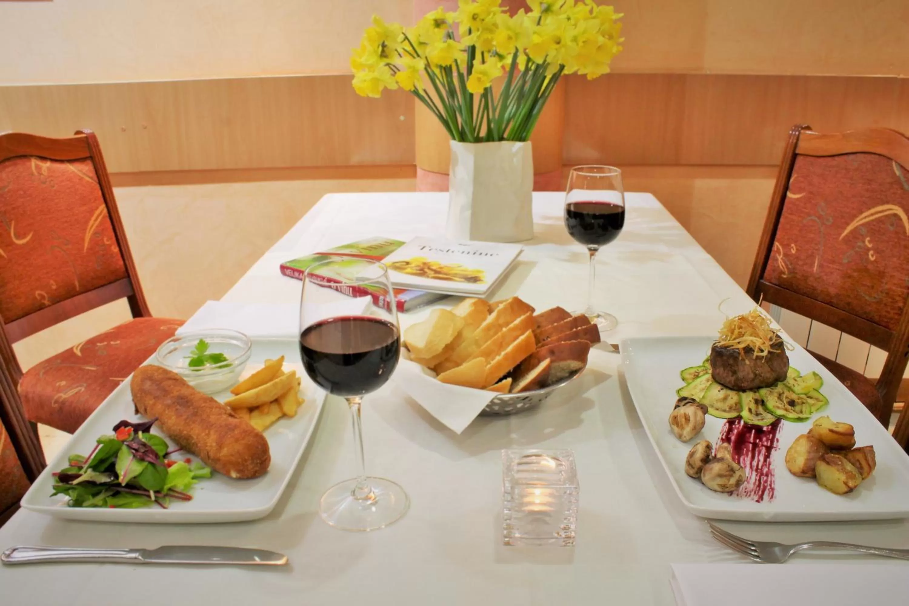 Restaurant/places to eat in Hotel Rex