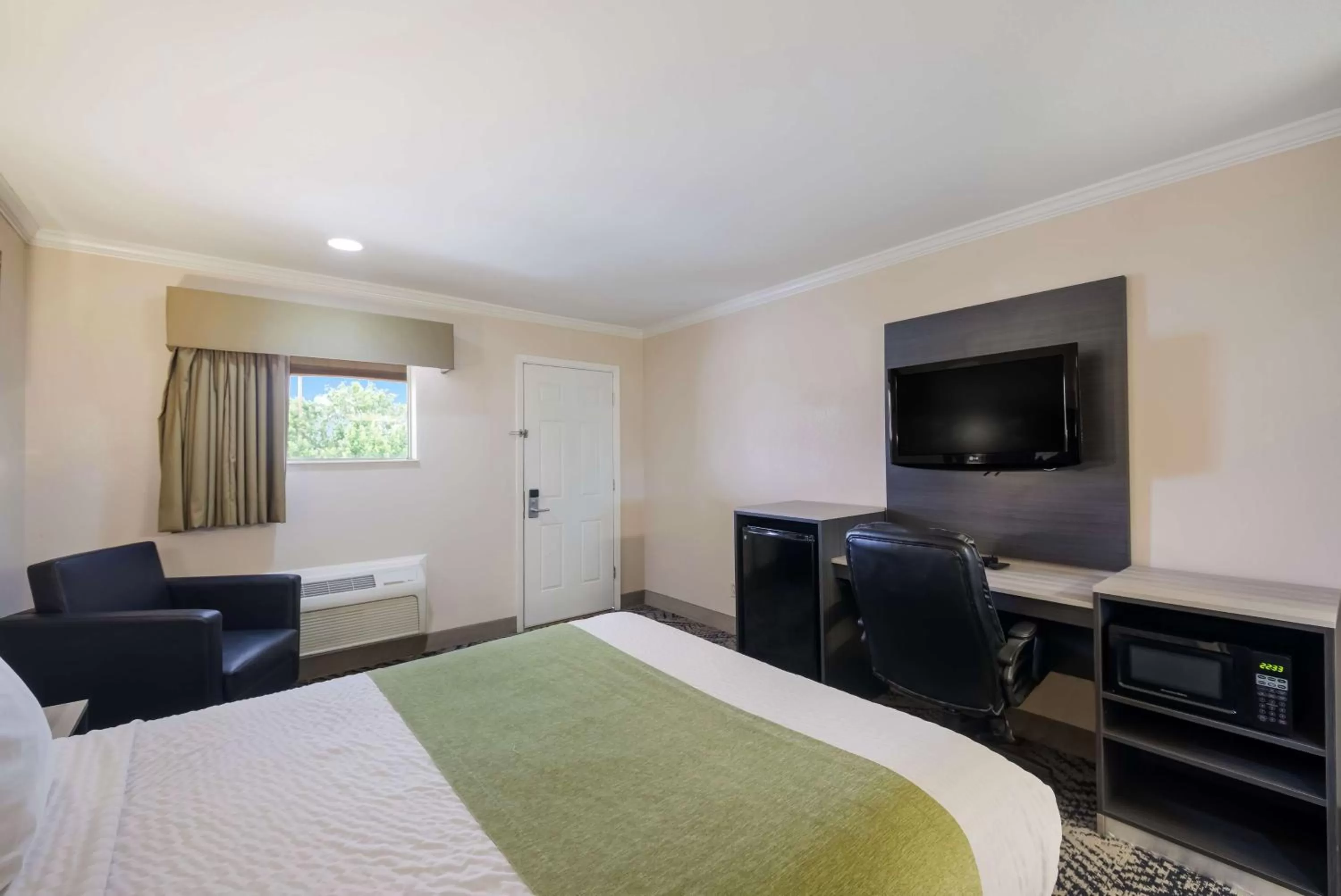 Bedroom, Bed in SureStay Hotel by Best Western Rockdale