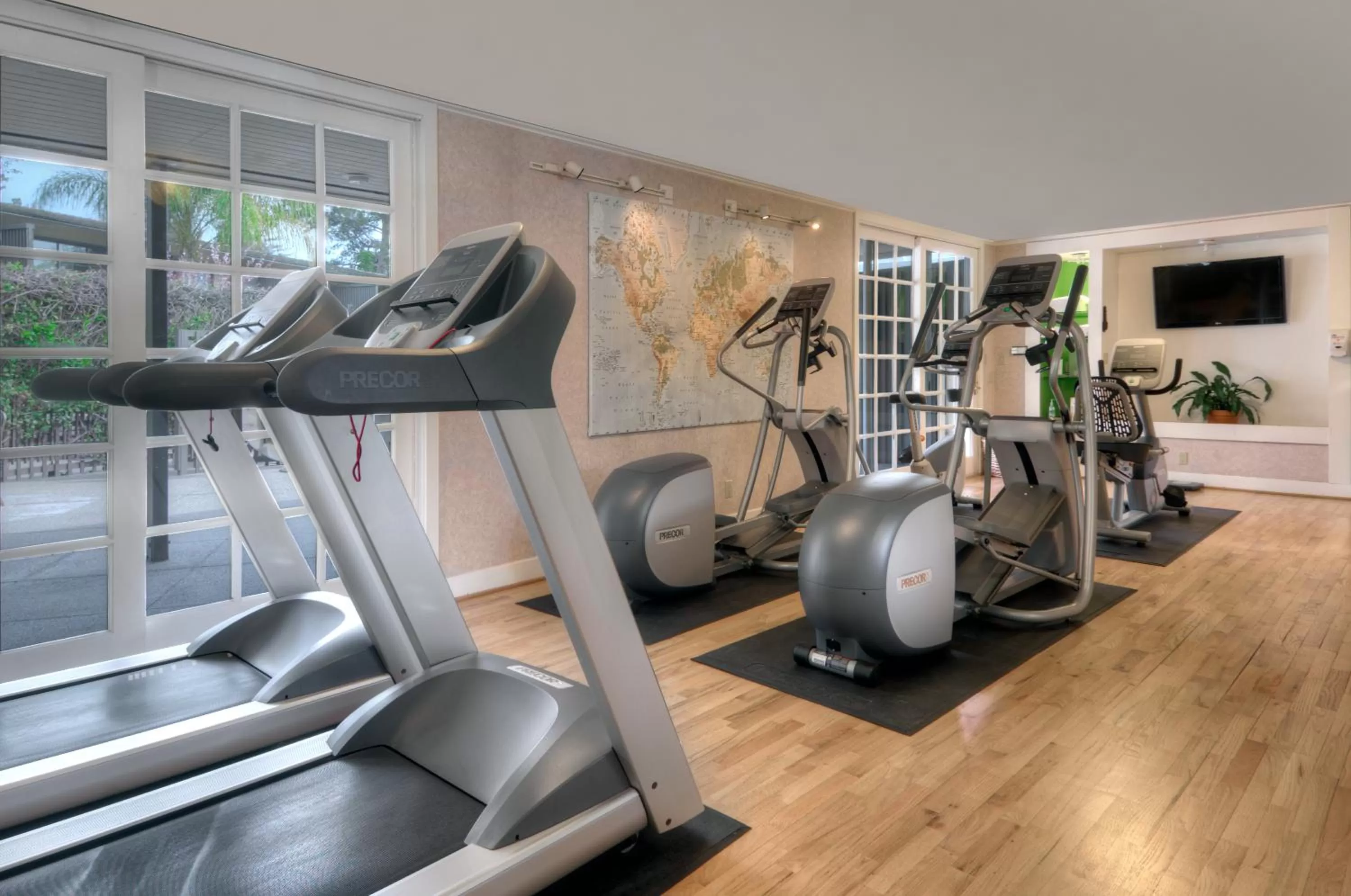 Fitness centre/facilities in Dinah's Garden Hotel