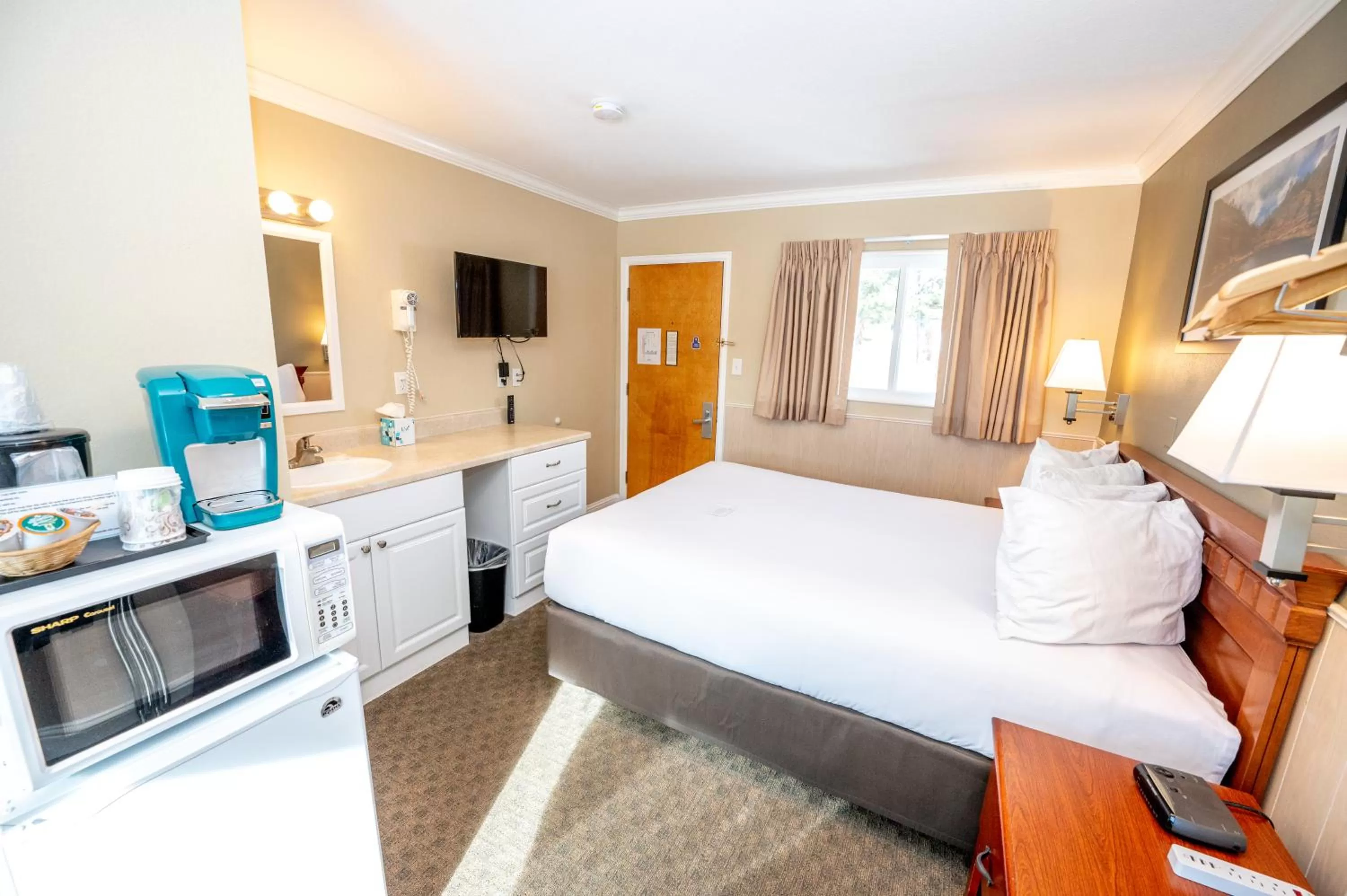 Photo of the whole room, Bed in Blue Door Inn