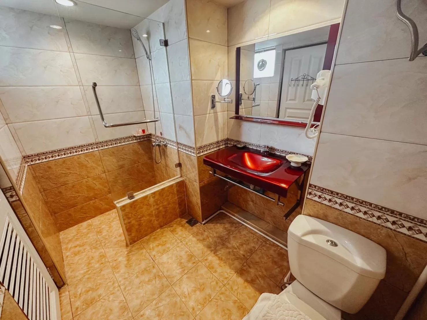 Toilet in Hotel De Khuvieng