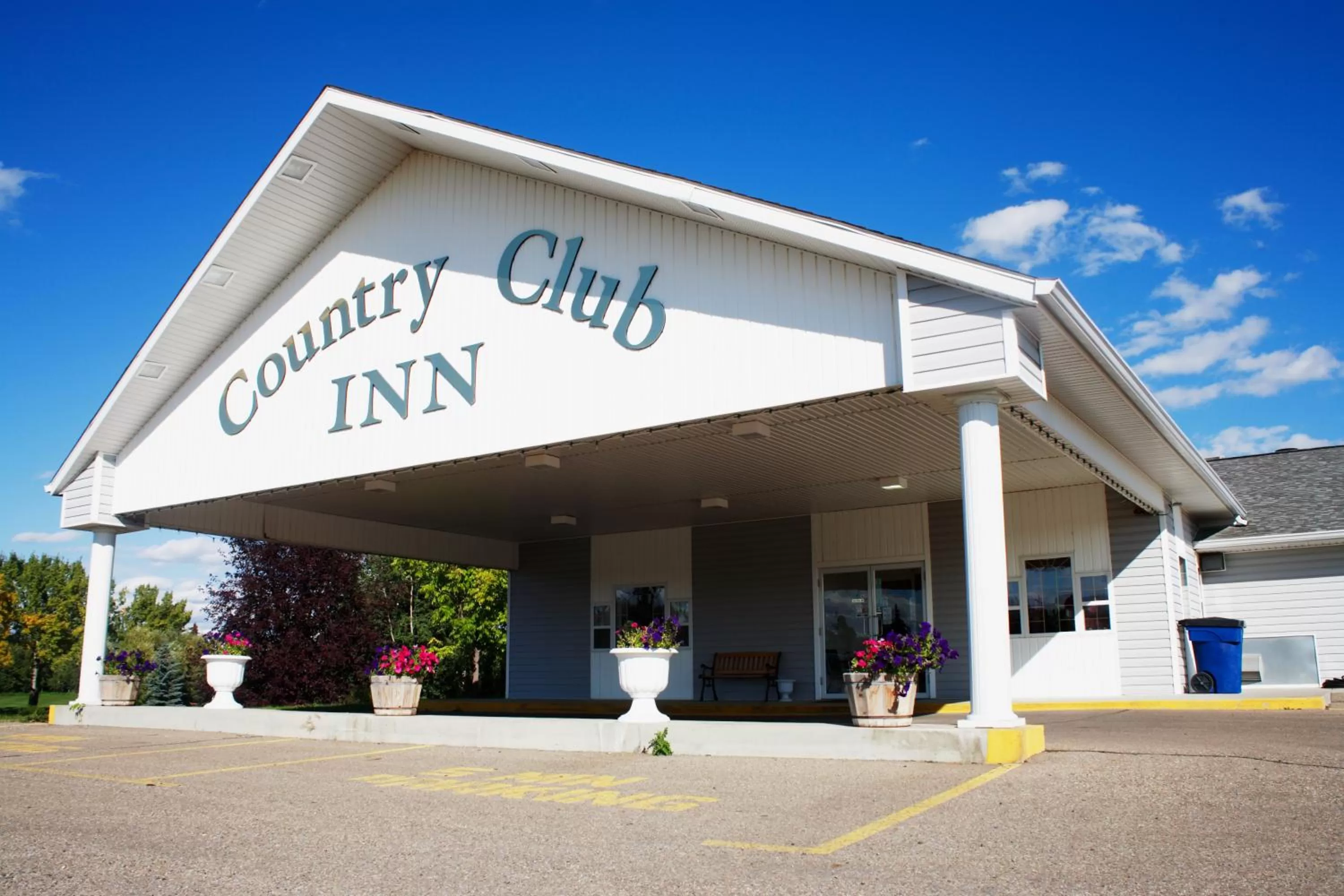 Facade/entrance in Country Club Inn