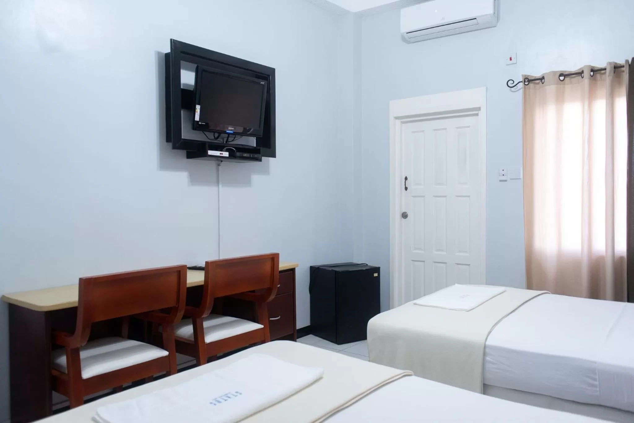 Breakfast, TV/Entertainment Center in Status International Hotel