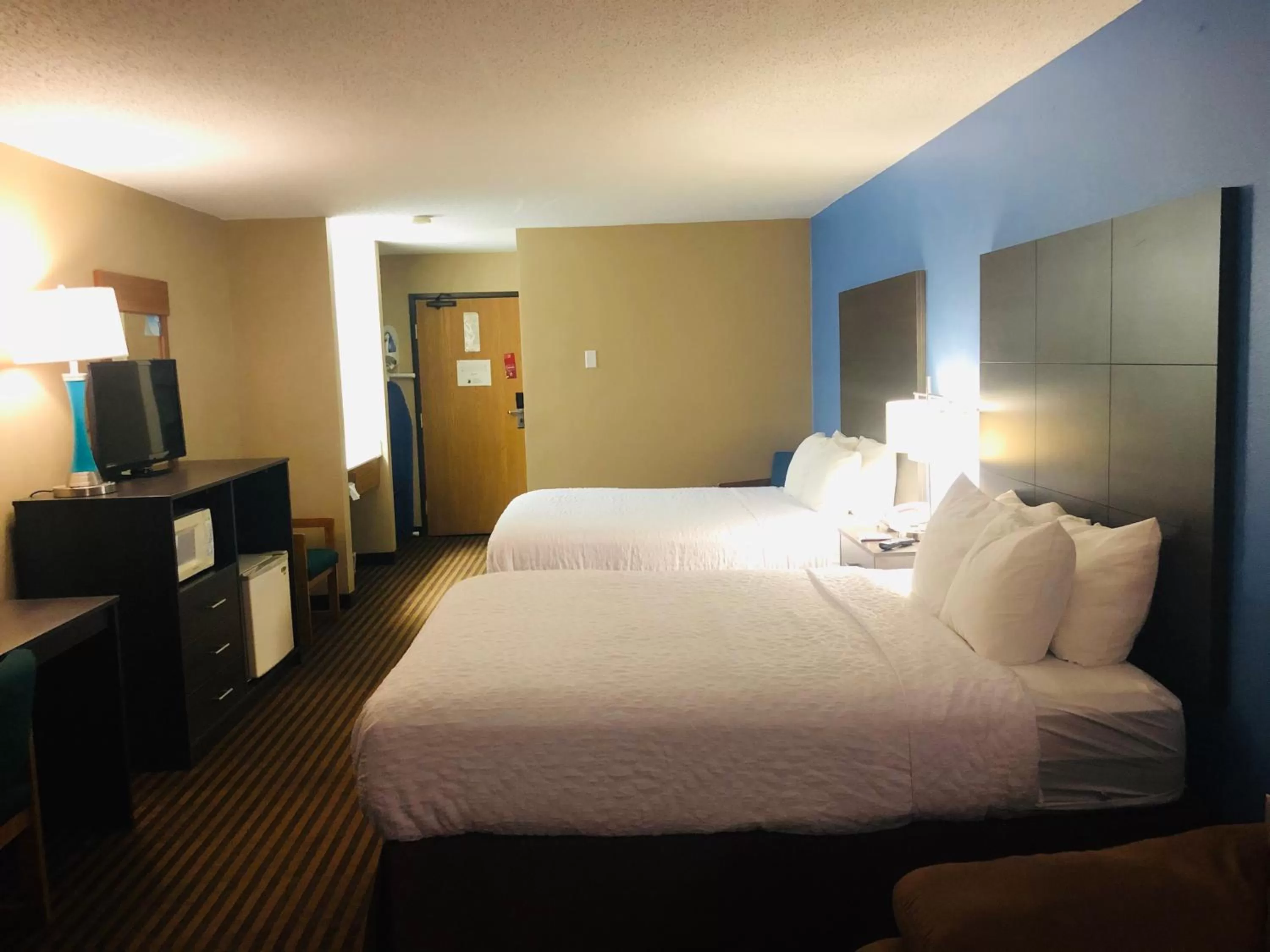 Photo of the whole room, Bed in Boarders Inn & Suites by Cobblestone Hotels Columbus