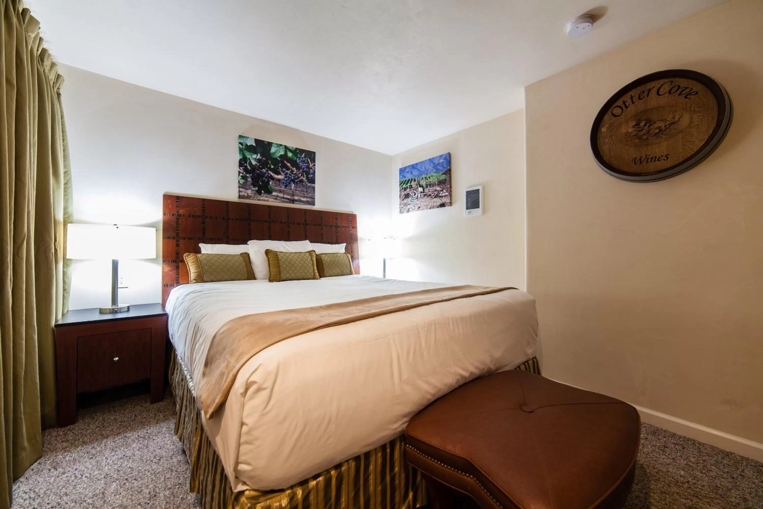 Photo of the whole room, Bed in The Vendange Carmel Inn & Suites