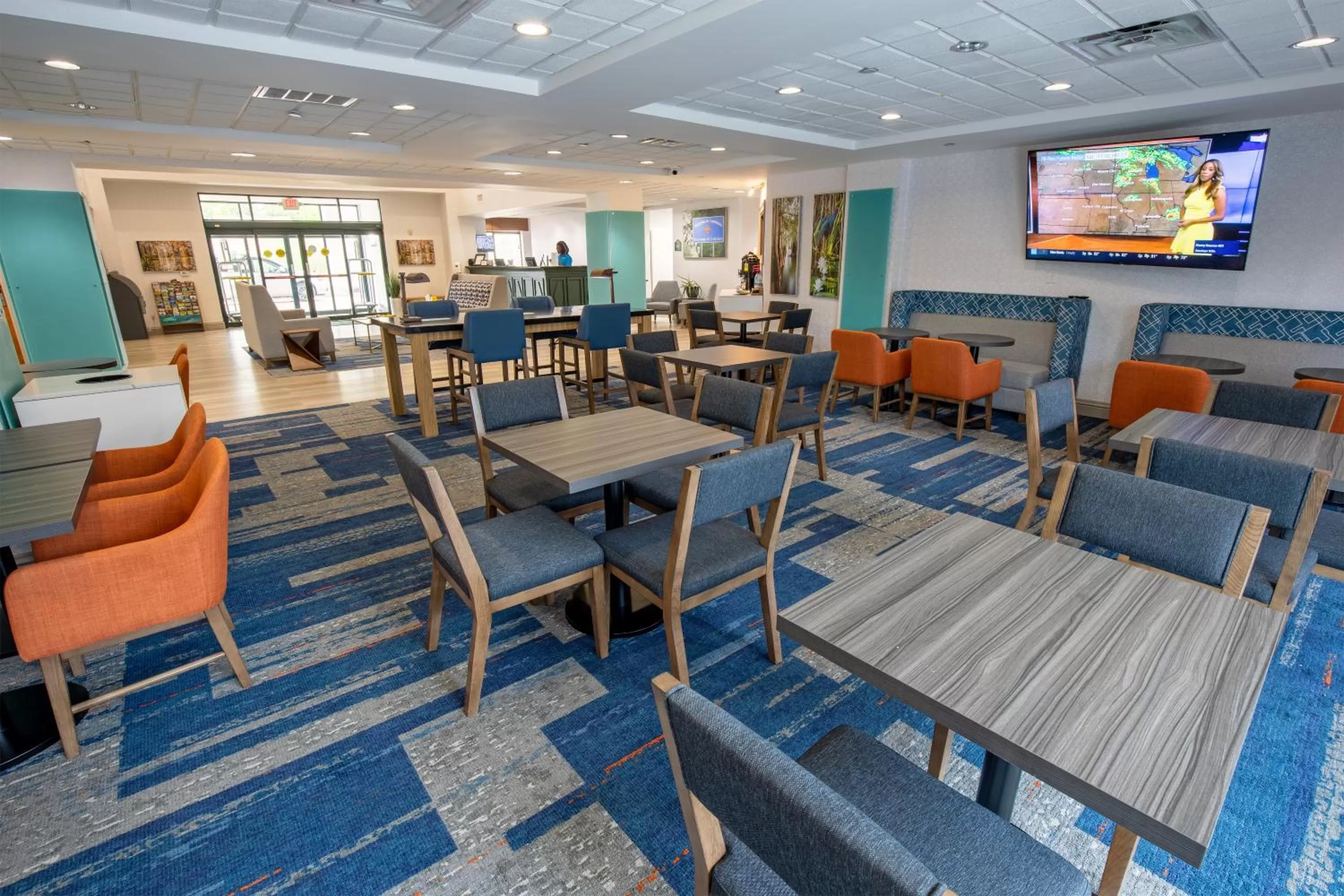 Seating area in Wingate by Wyndham Lafayette Airport