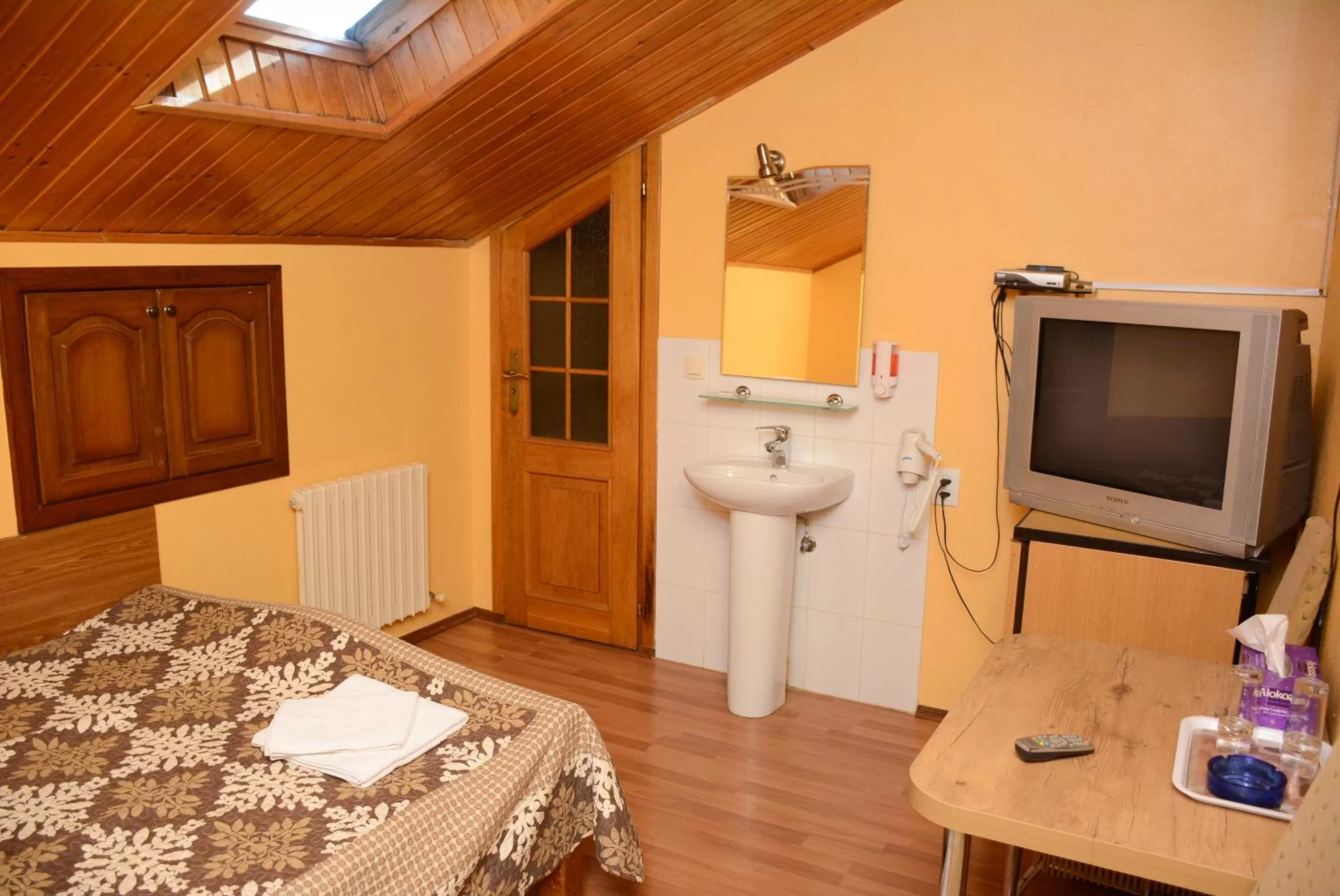 Property building, TV/Entertainment Center in Bazar Motel