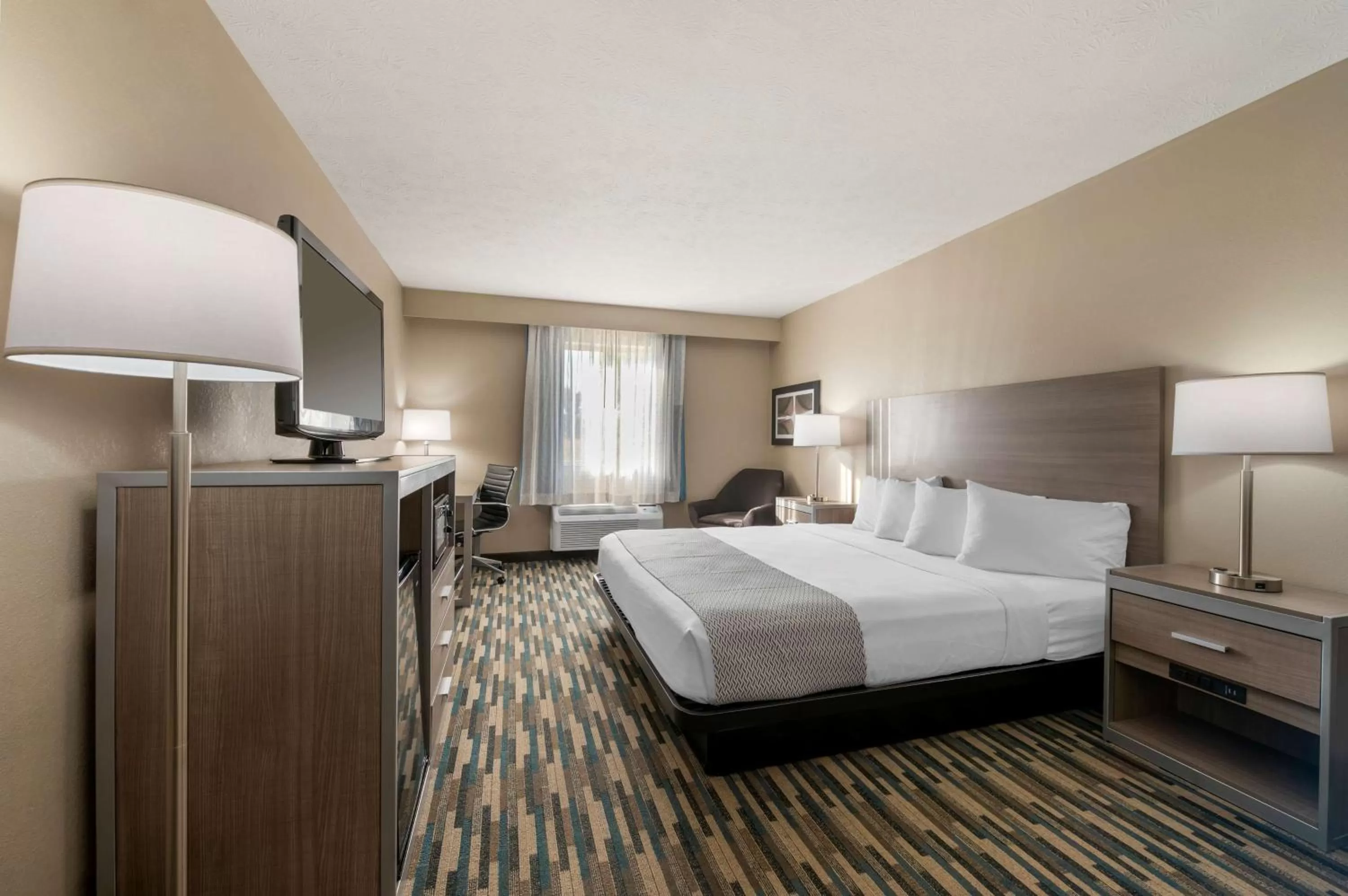 King Room with Bath Tub - Disability Access/Non-Smoking in Best Western Edinburgh/Columbus