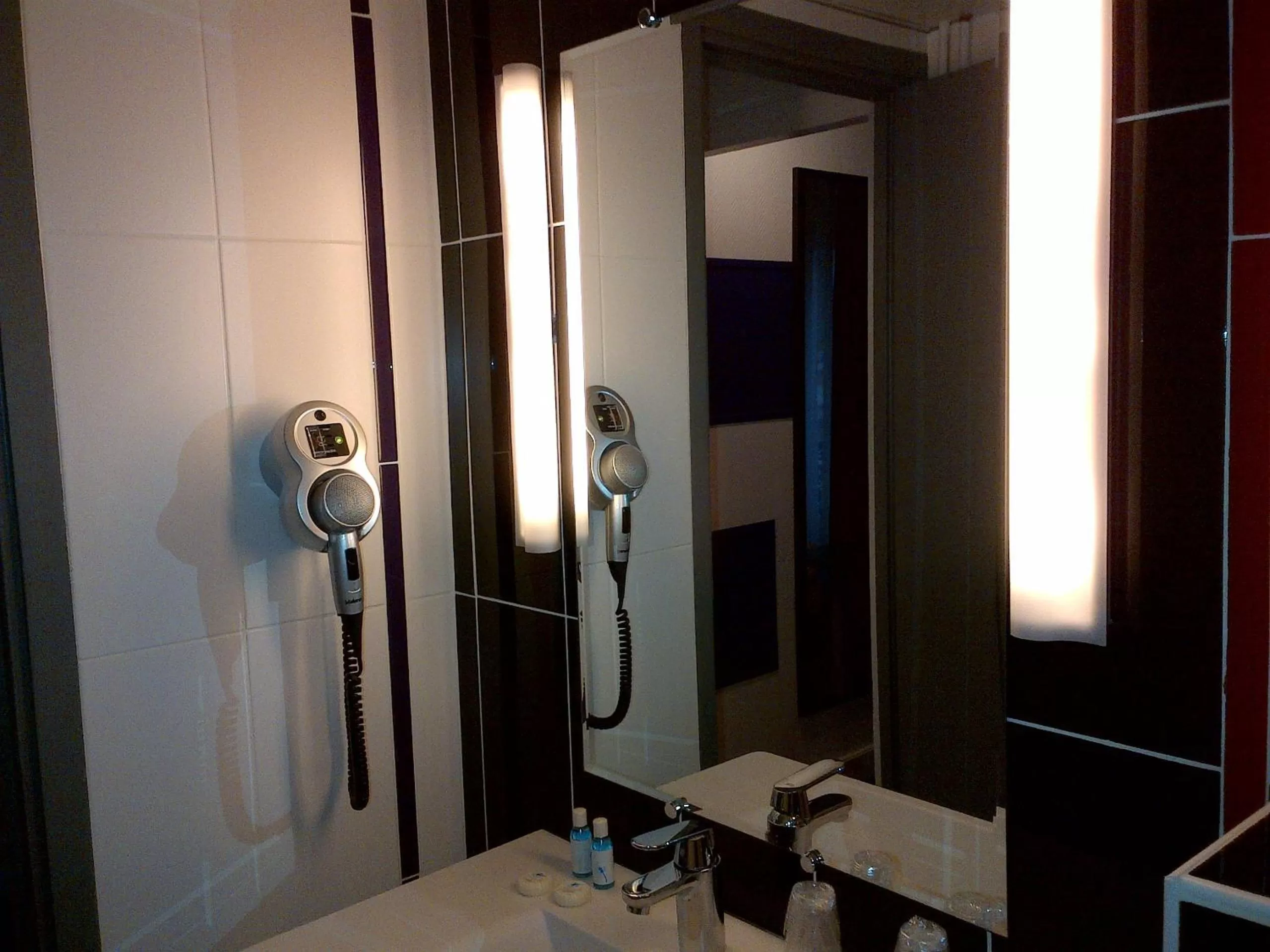 Bathroom in Ibis Styles Paris Pigalle Montmartre
