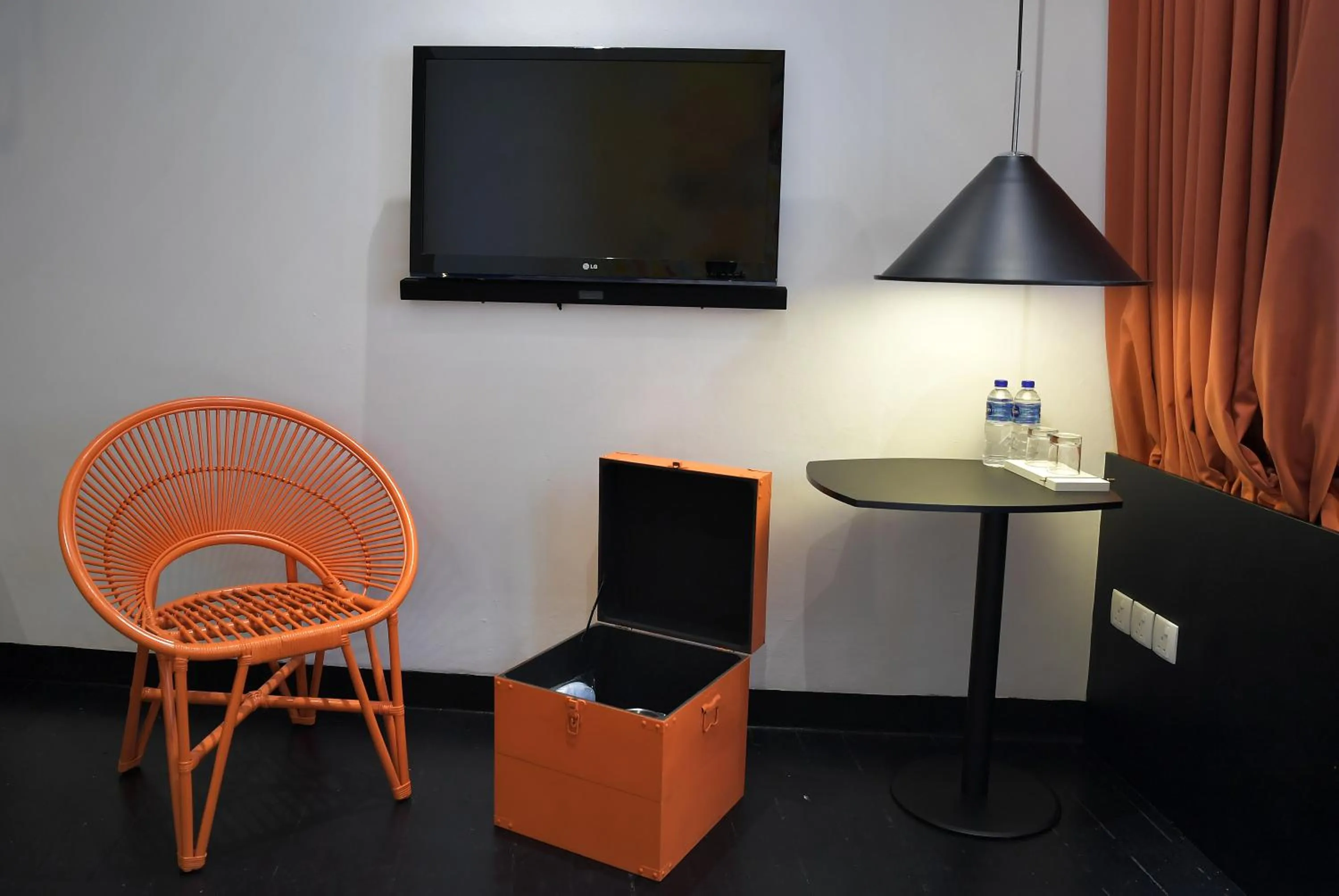 TV and multimedia, TV/Entertainment Center in Hi Hotel