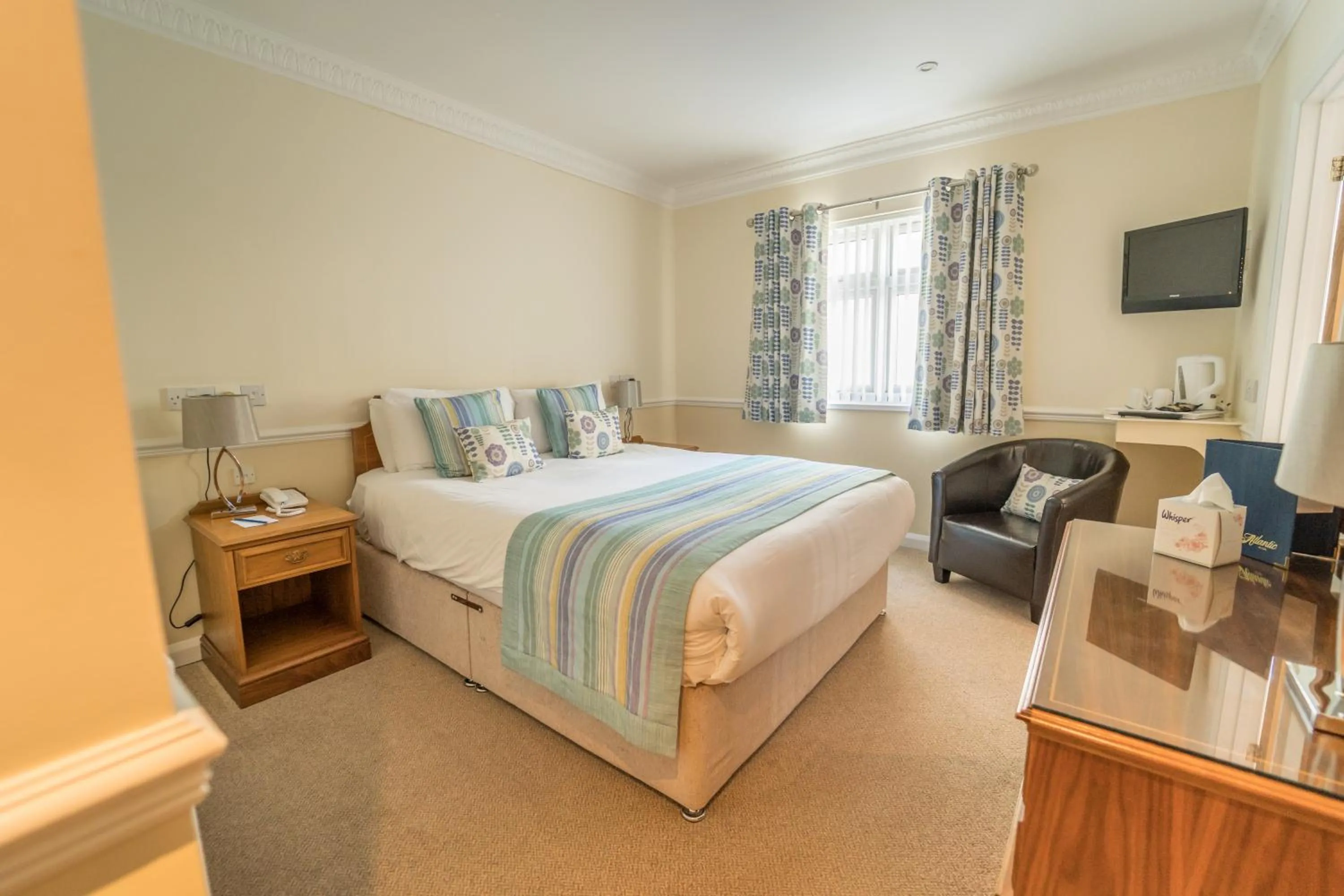 Bedroom, Bed in Atlantic Hotel