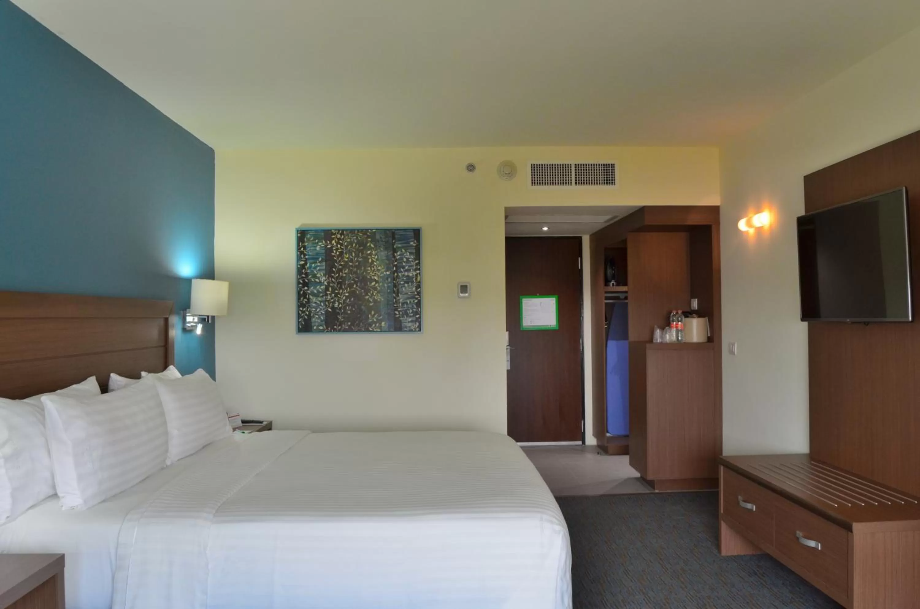 Bedroom, Bed in Holiday Inn Guadalajara Expo Plaza del Sol by IHG