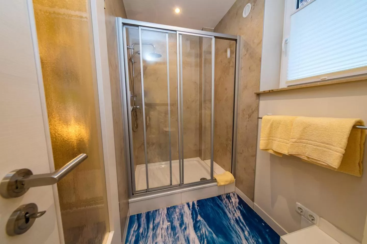 Shower in Hotel Goldflair am Rathaus