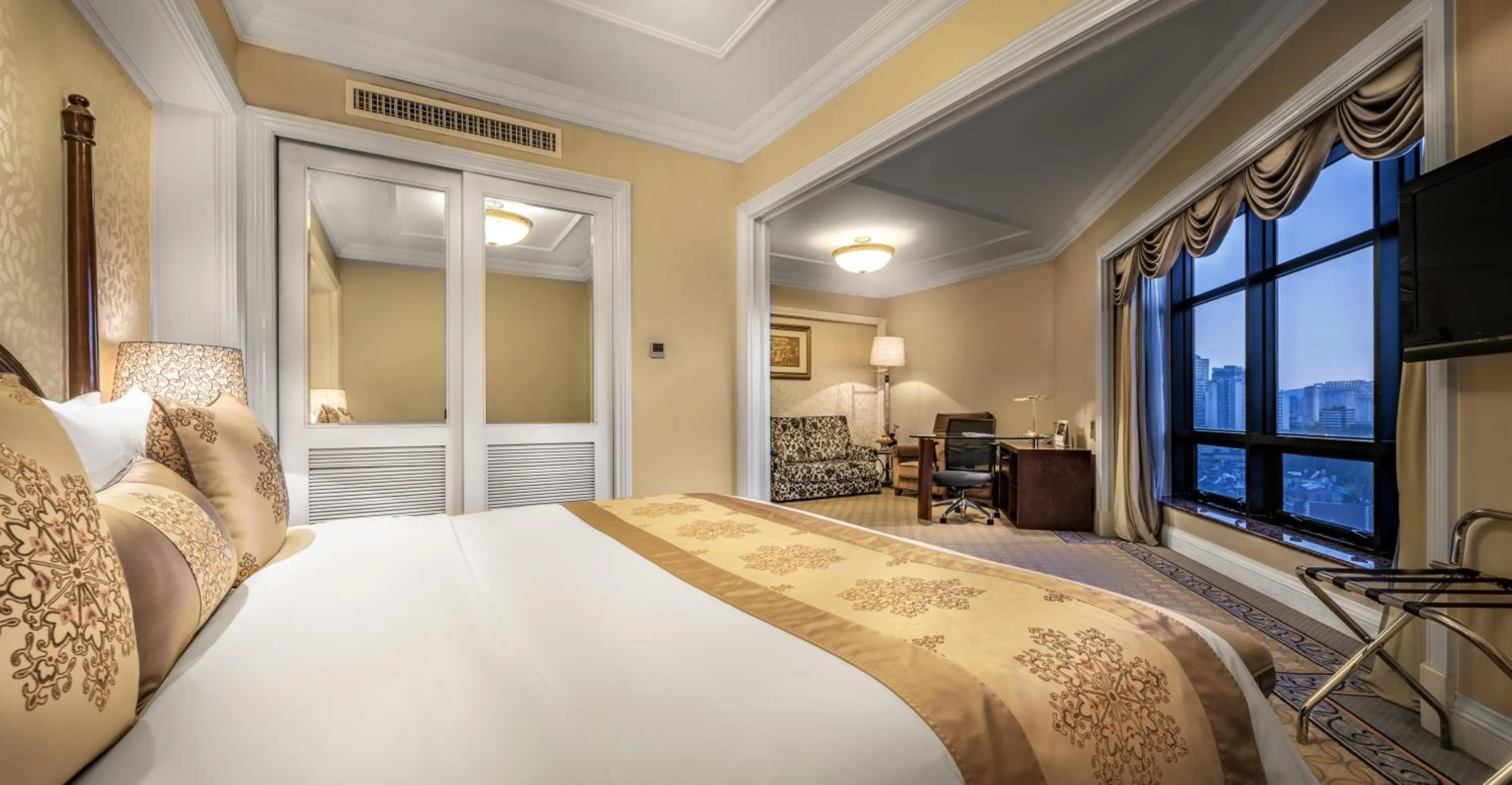 Photo of the whole room, Bed in Green Lake Hotel