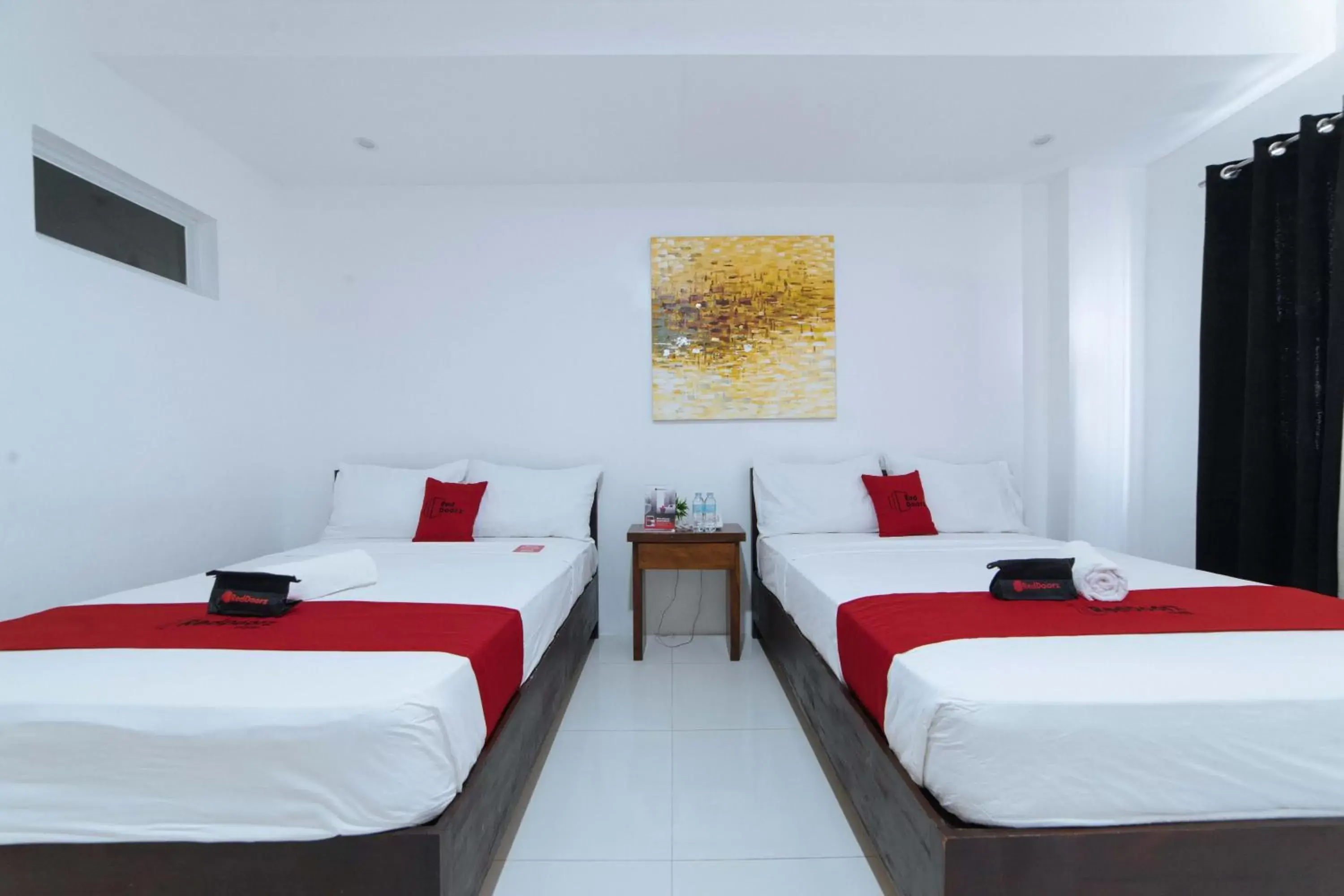 Deluxe Triple Room in RedDoorz Plus @ San Roque Roxas City Deluxe Triple Room in RedDoorz Plus @ San Roque Roxas City
