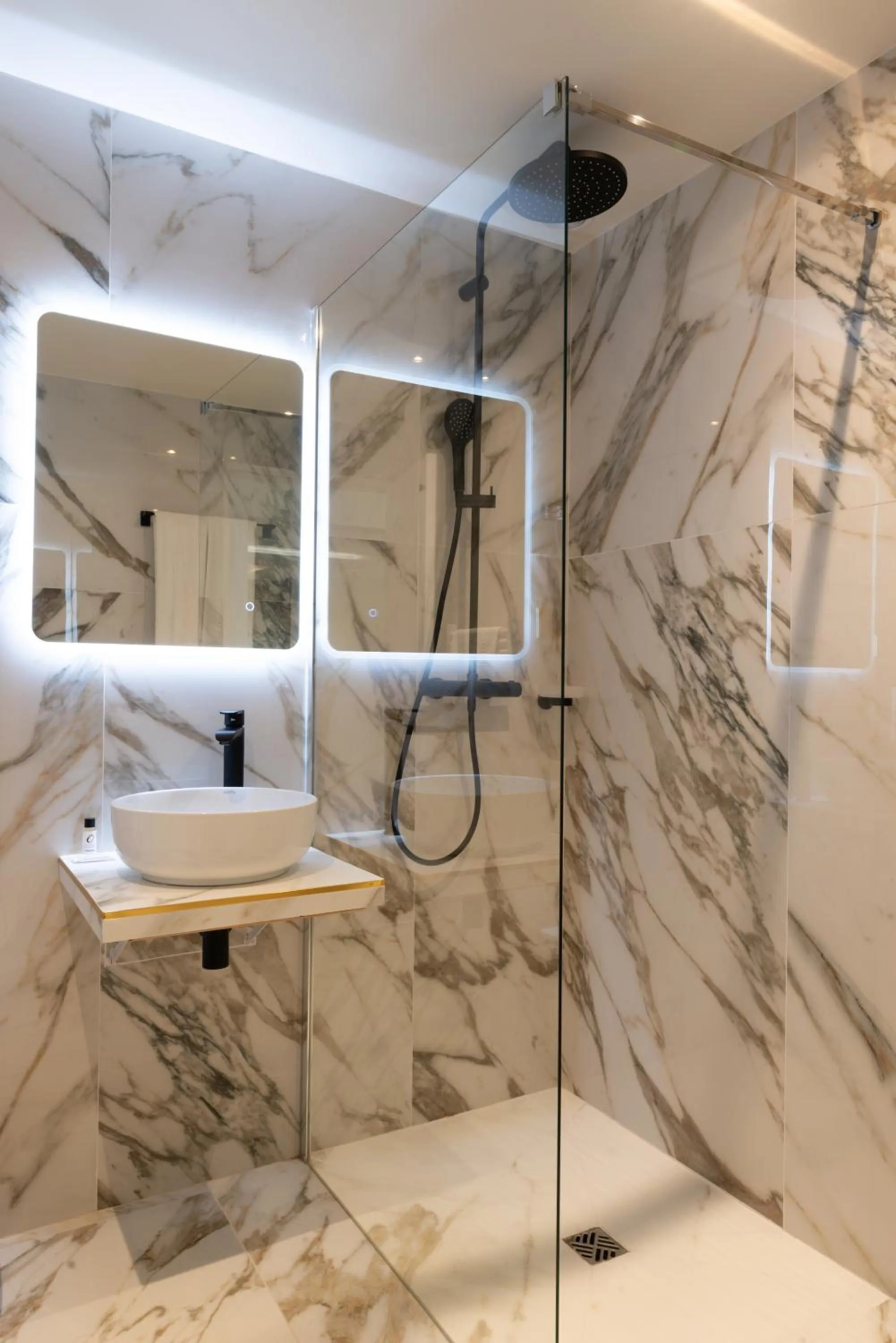 Bathroom in The Originals Boutique, Parc Hôtel, Orléans Sud