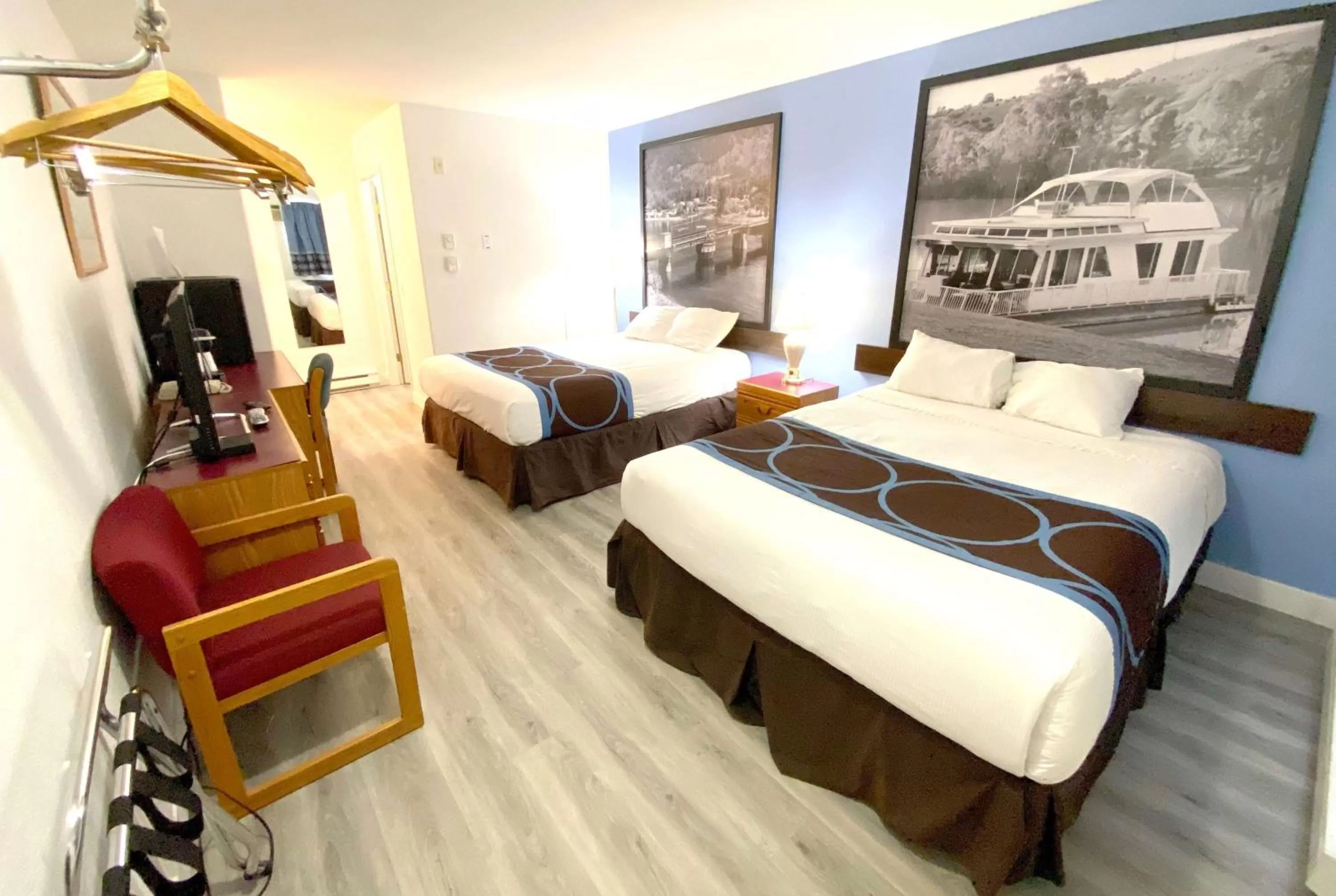 Photo of the whole room, Bed in Super 8 by Wyndham Sicamous