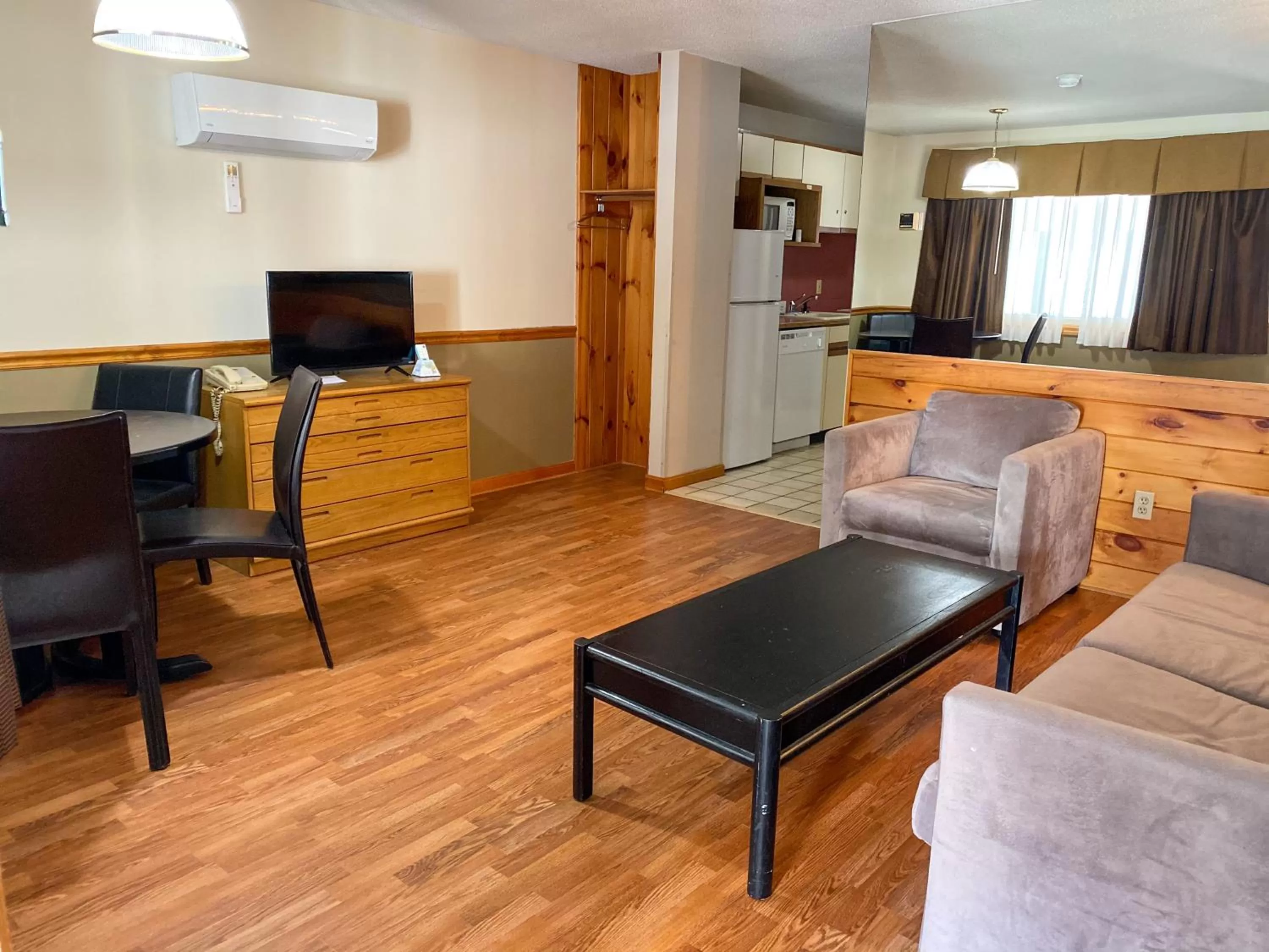 Deluxe Suite with Two Double Beds - Non-Smoking in Travelodge by Wyndham Lincoln Near White Mountain