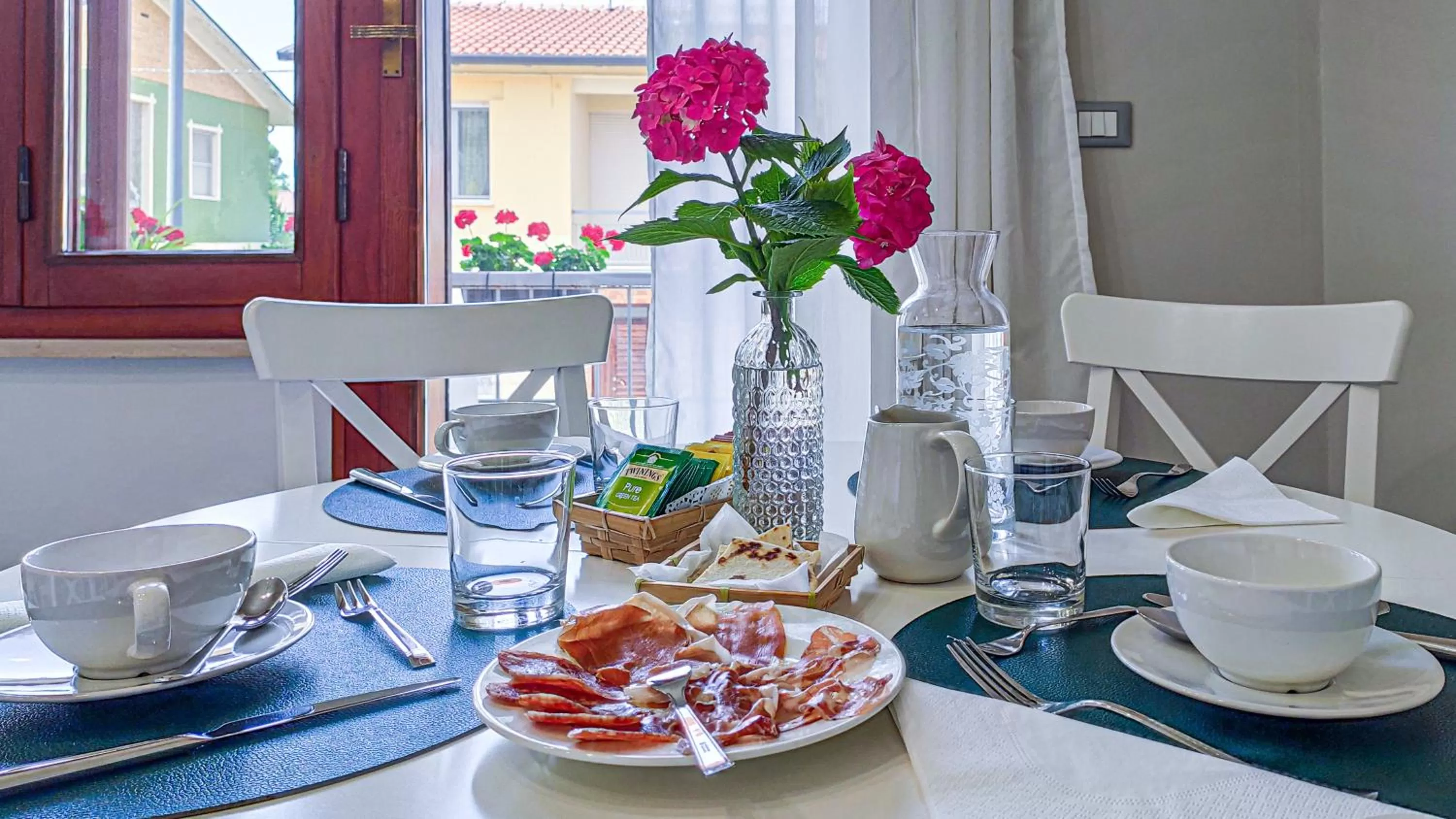 Breakfast in LA DAMA ROOM&BREAKFAST