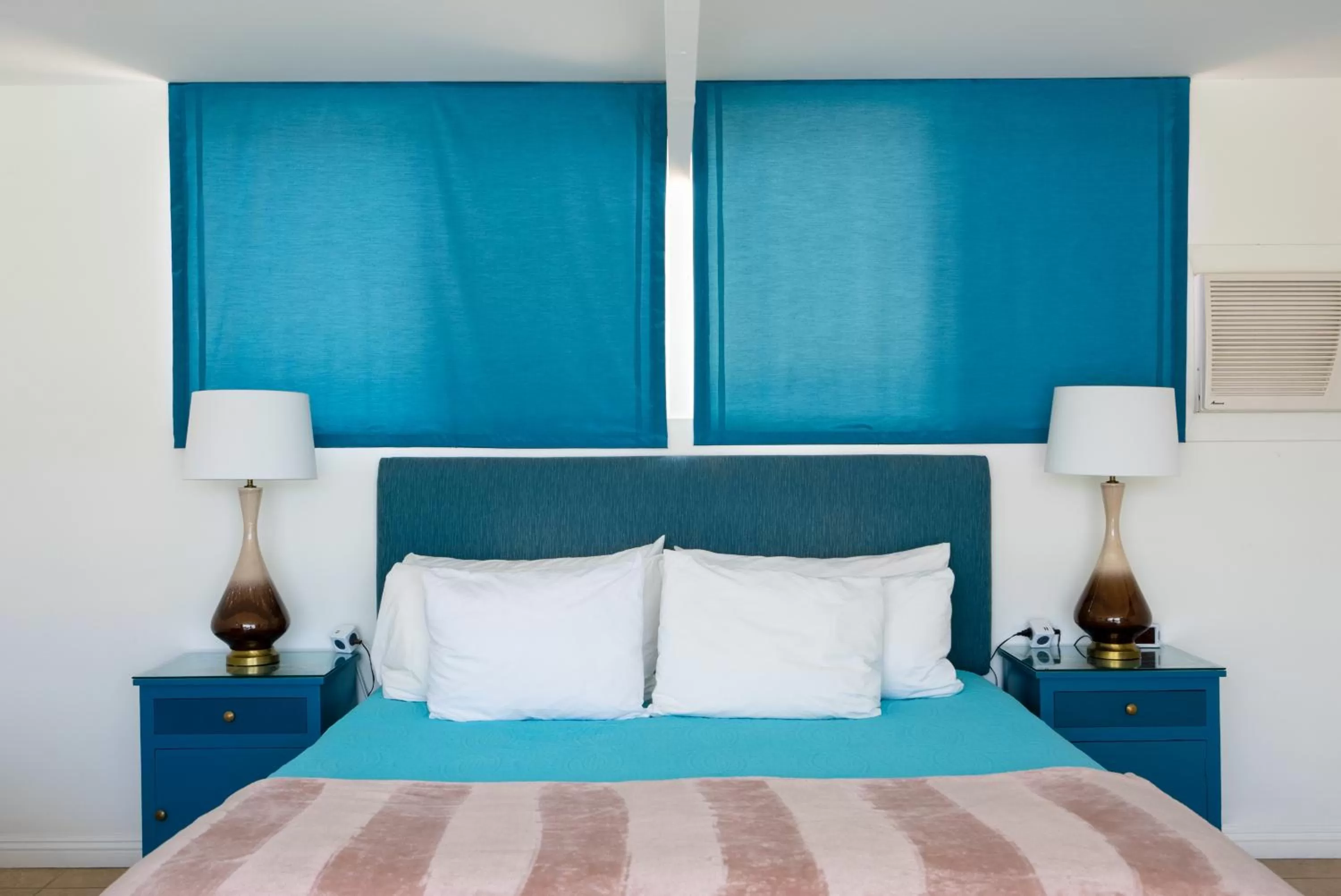 Bed in The Monkey Tree Hotel by AvantStay