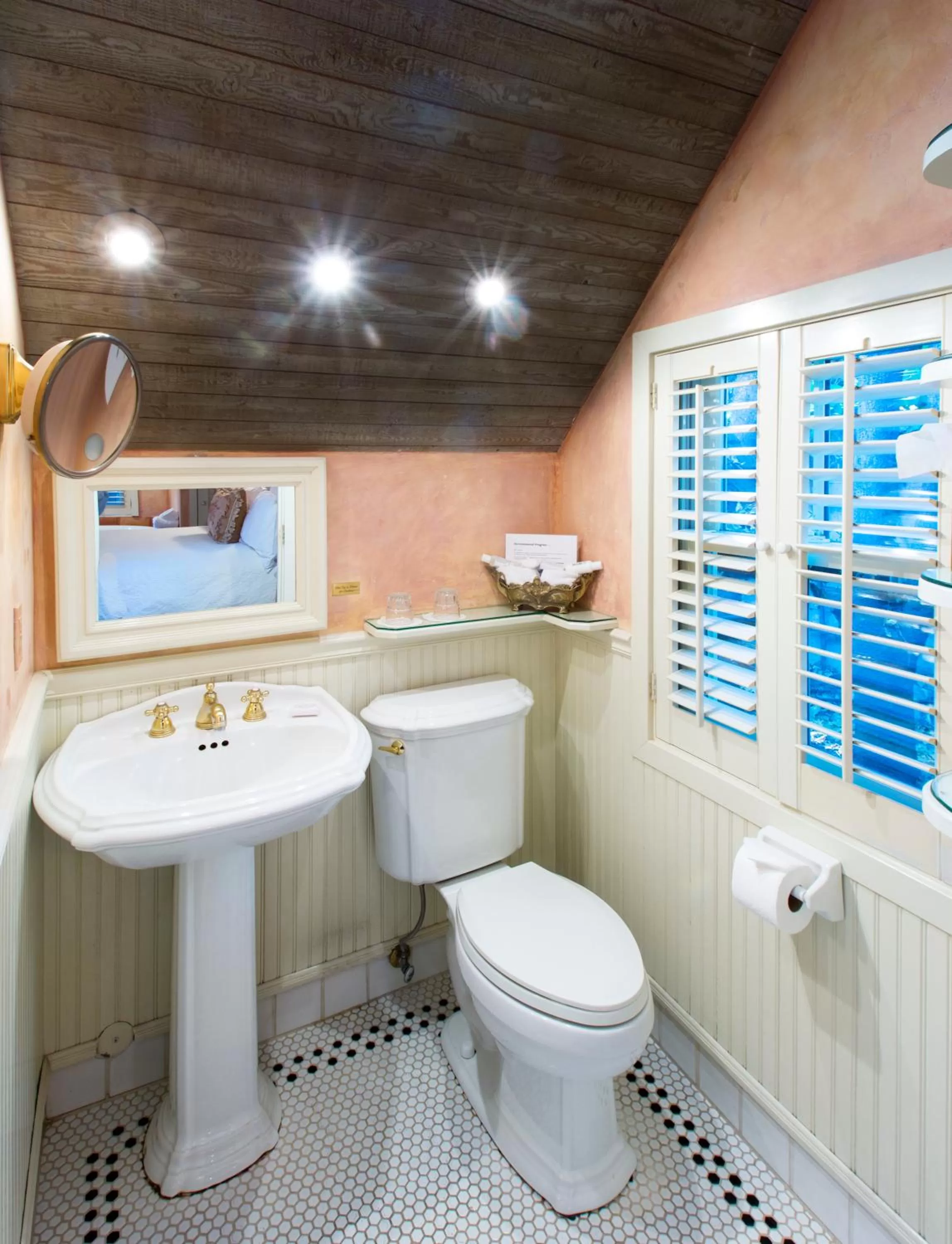 Toilet in Simpson House Inn