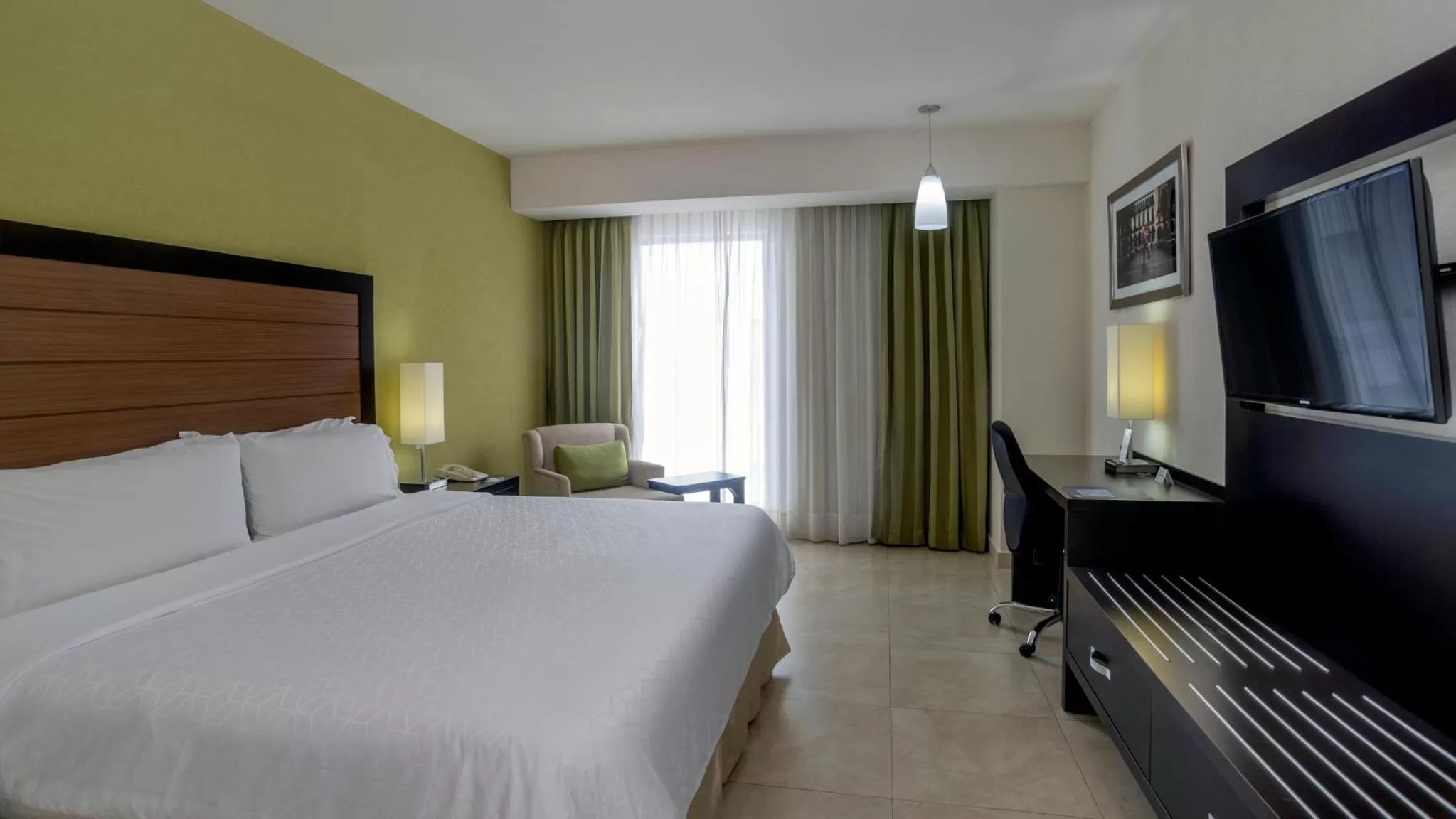 Photo of the whole room, Bed in Holiday Inn Express Xalapa by IHG