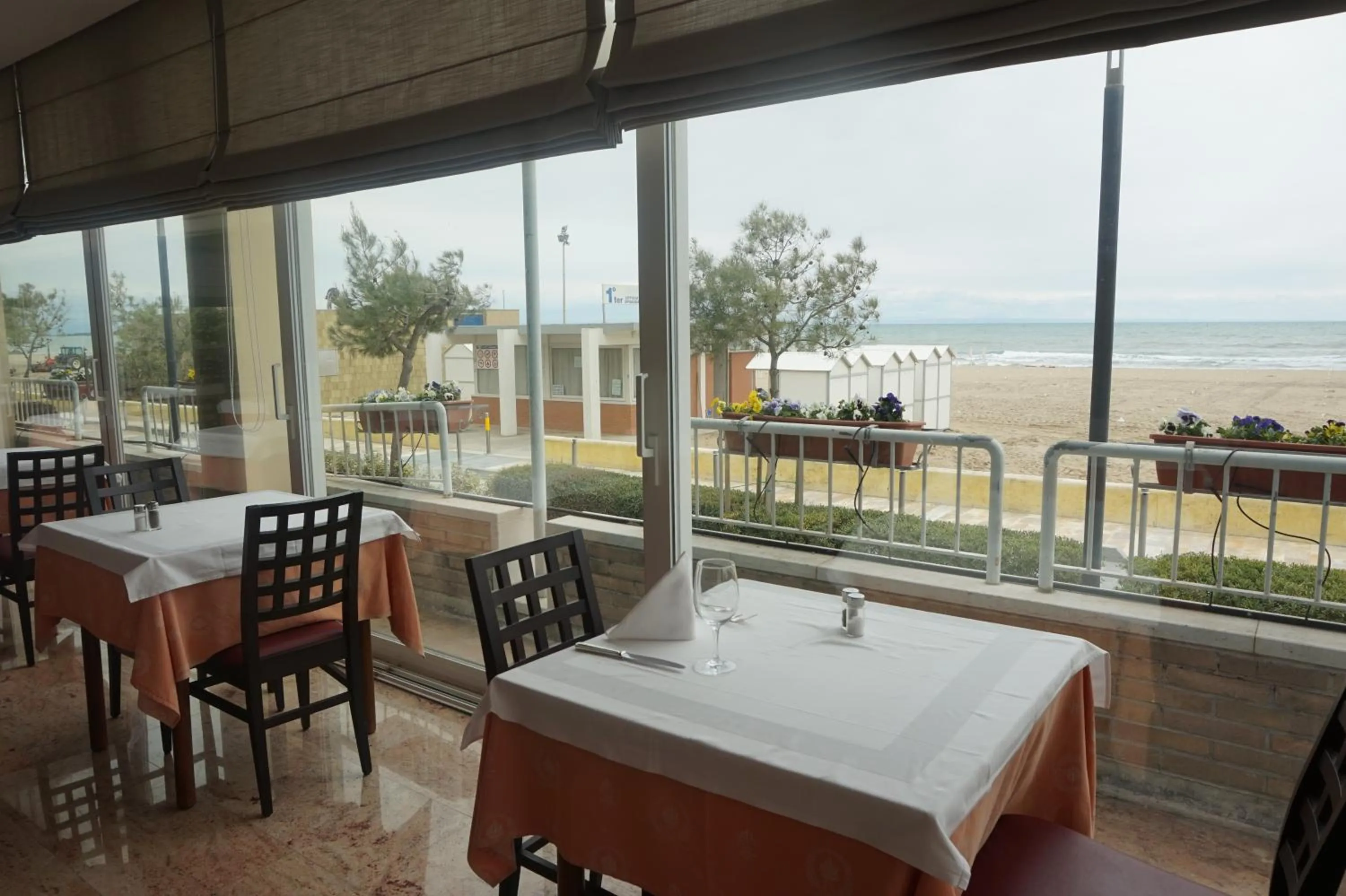 Restaurant/places to eat in Hotel Columbus