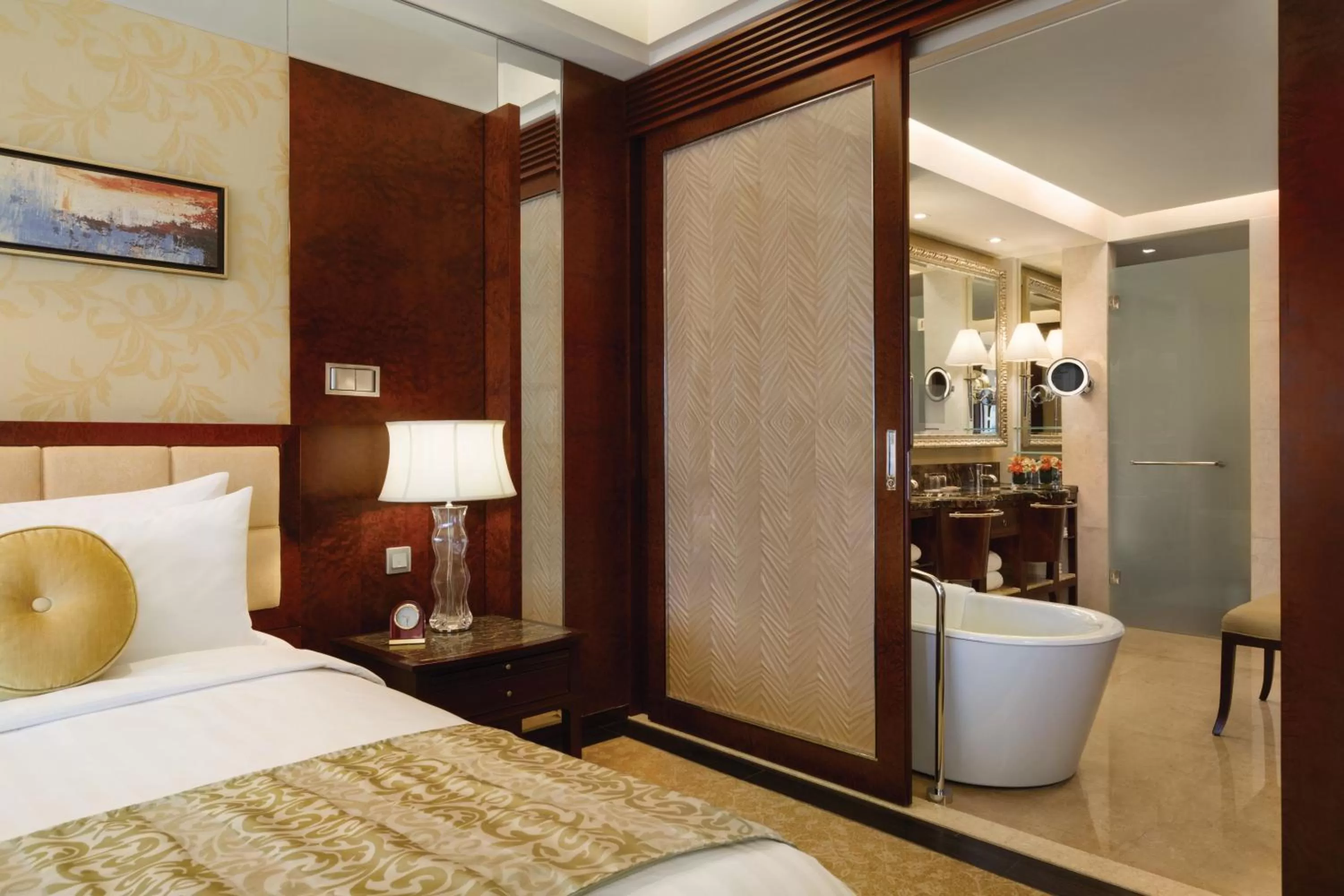 Bathroom, Bed in Shangri-La Qingdao