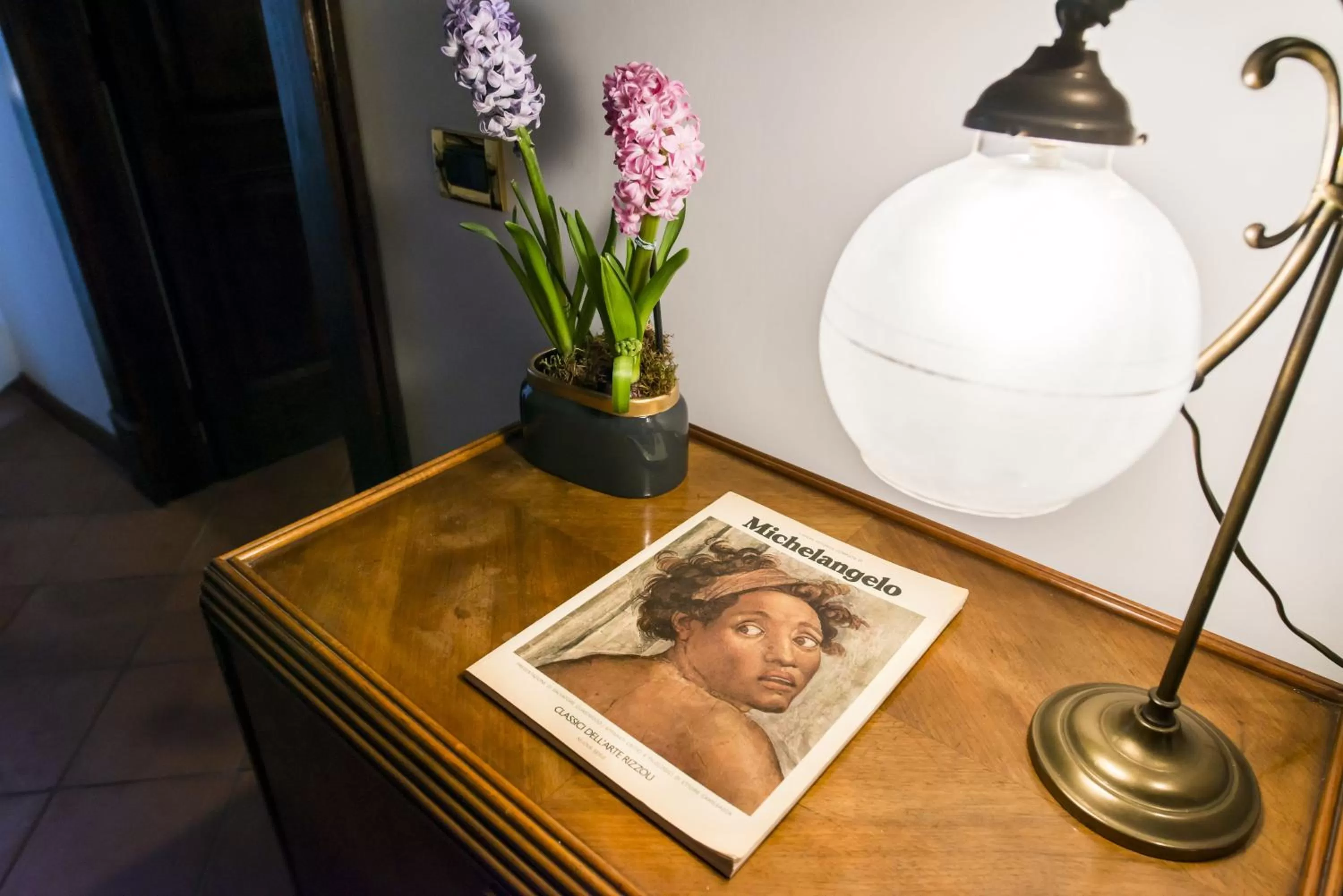 Decorative detail in Vicolo dell'Aquila - Residenze Romanae