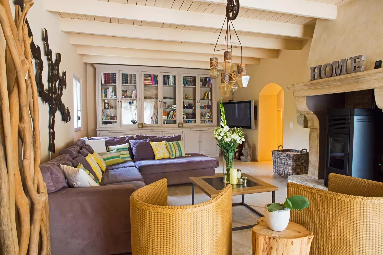 Communal lounge/ TV room in Sous les Platanes B&B