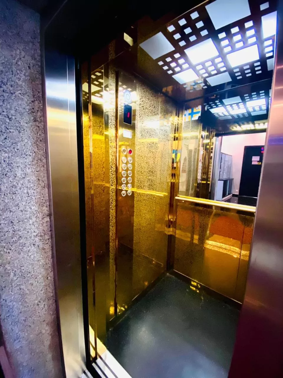 elevator in Hotel Royal Palace