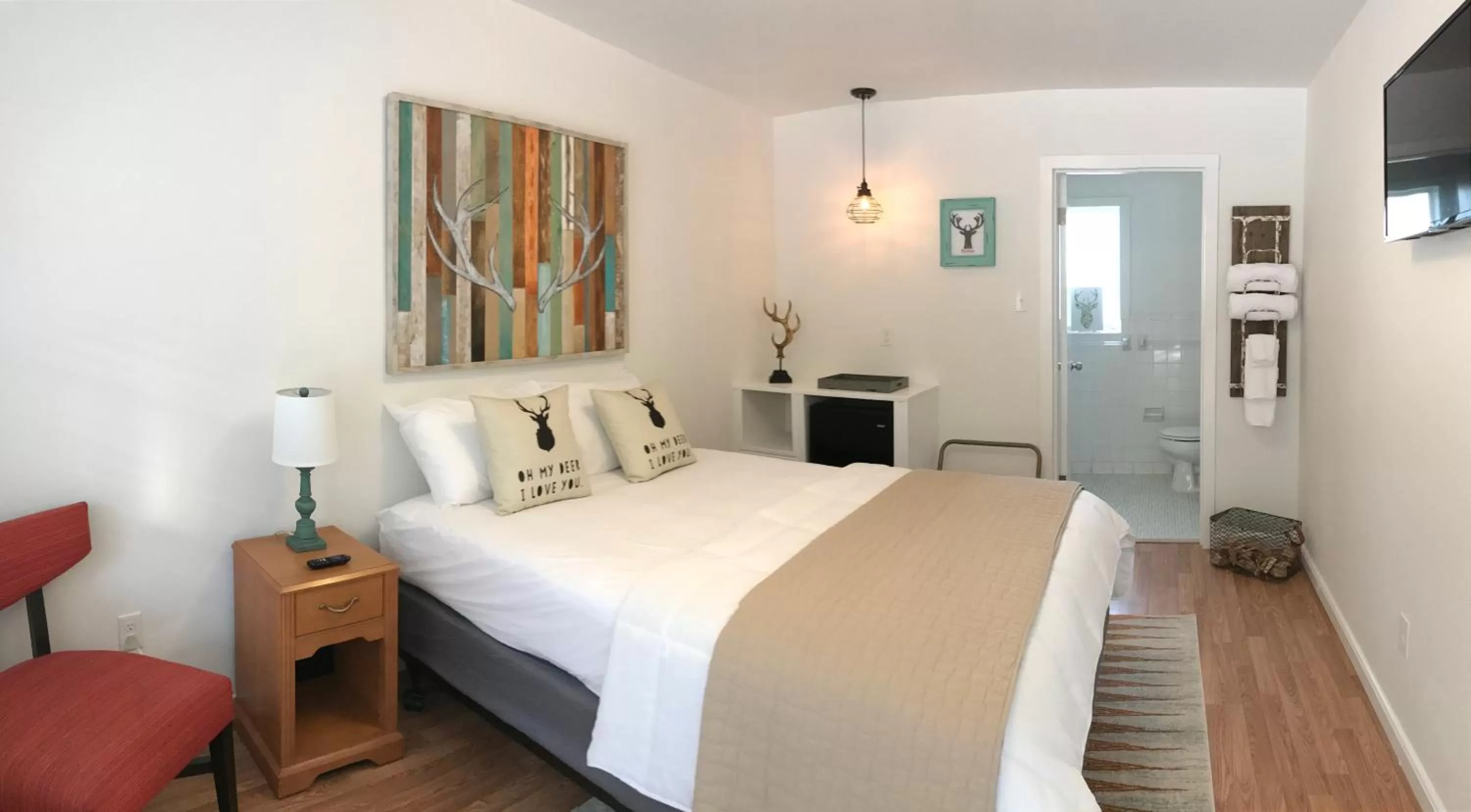 Bed in Dame Fortune's Cottage Court