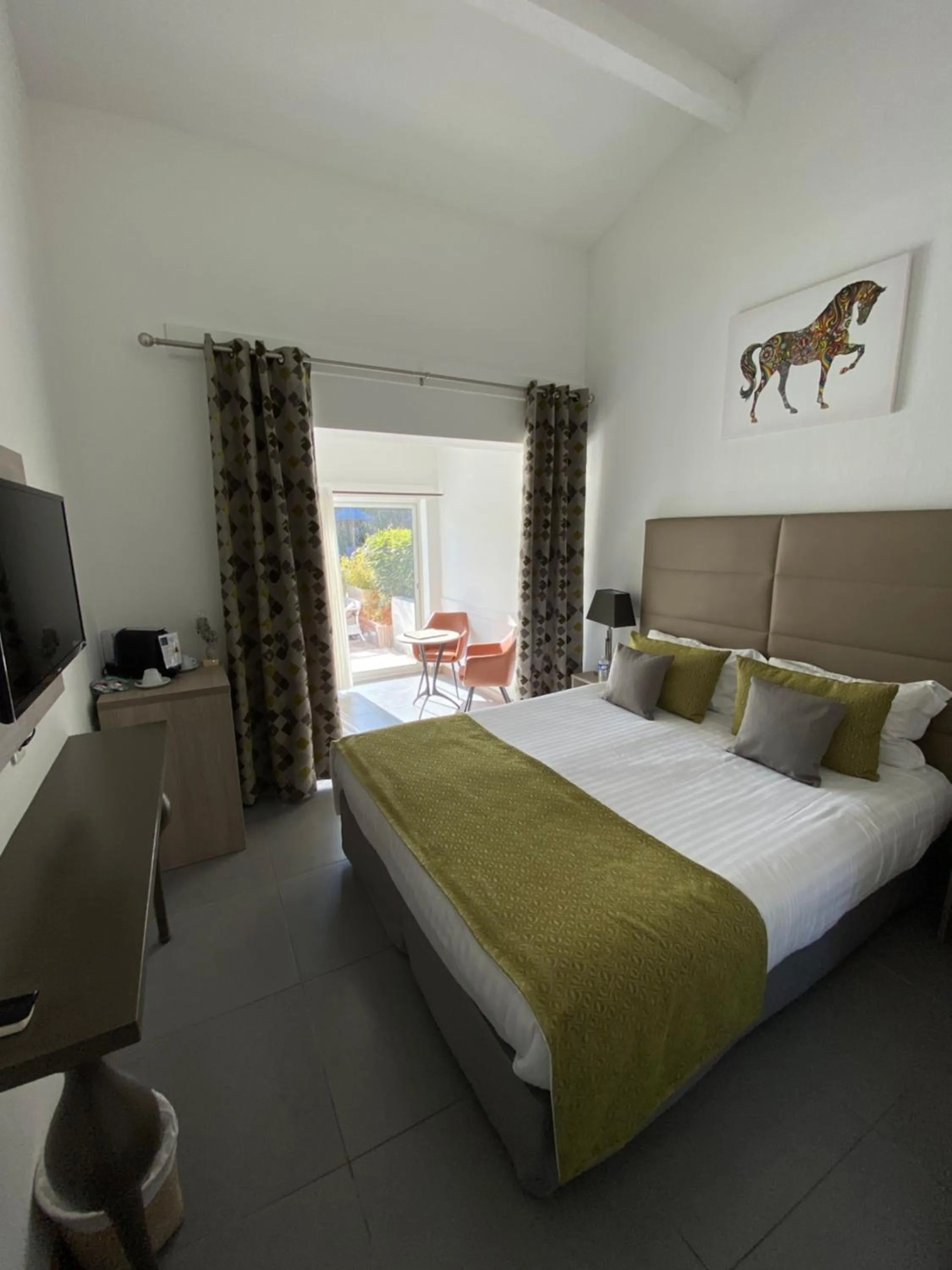 Photo of the whole room, Bed in Le Mas de Cocagne