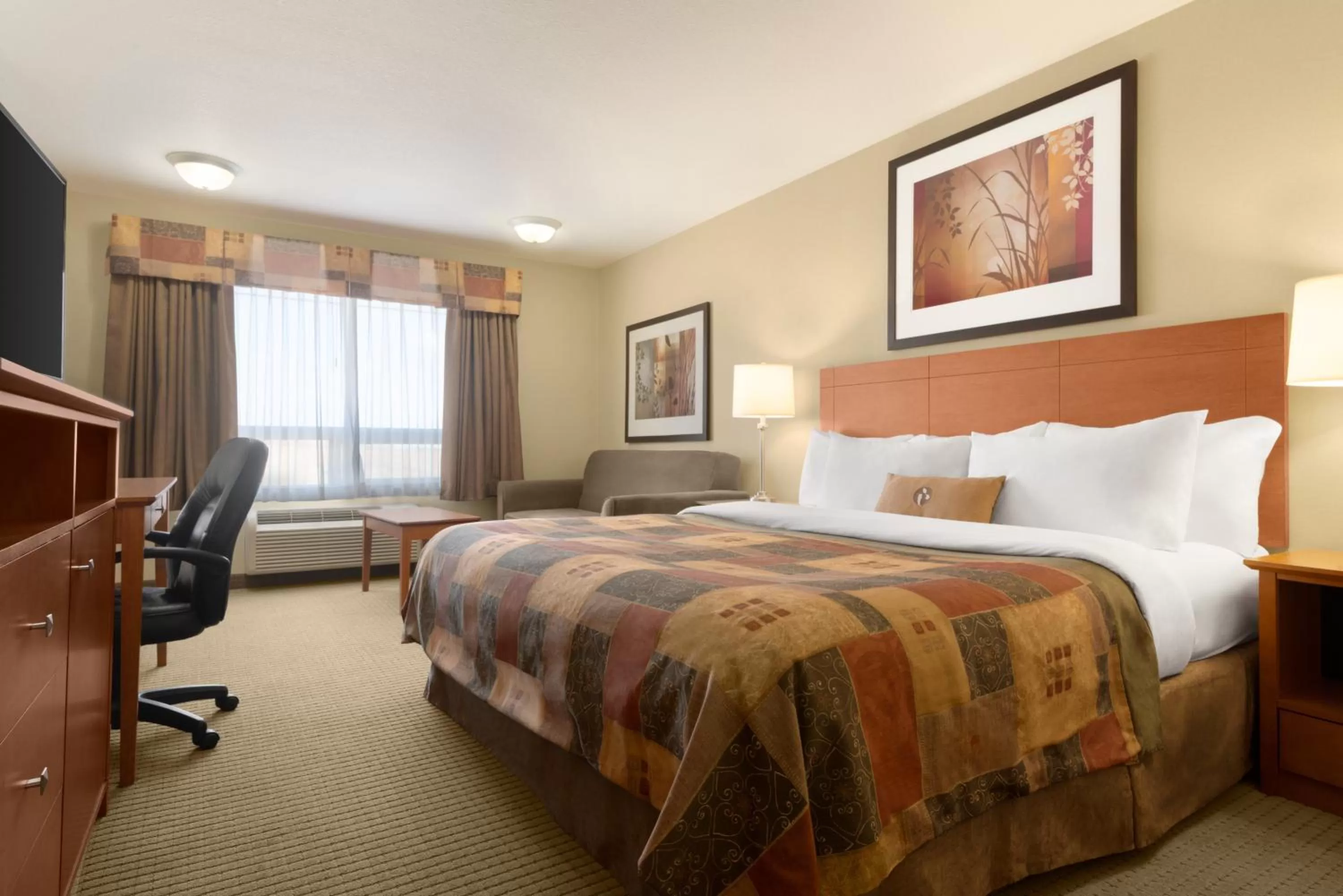 Photo of the whole room, Bed in Ramada by Wyndham Drayton Valley