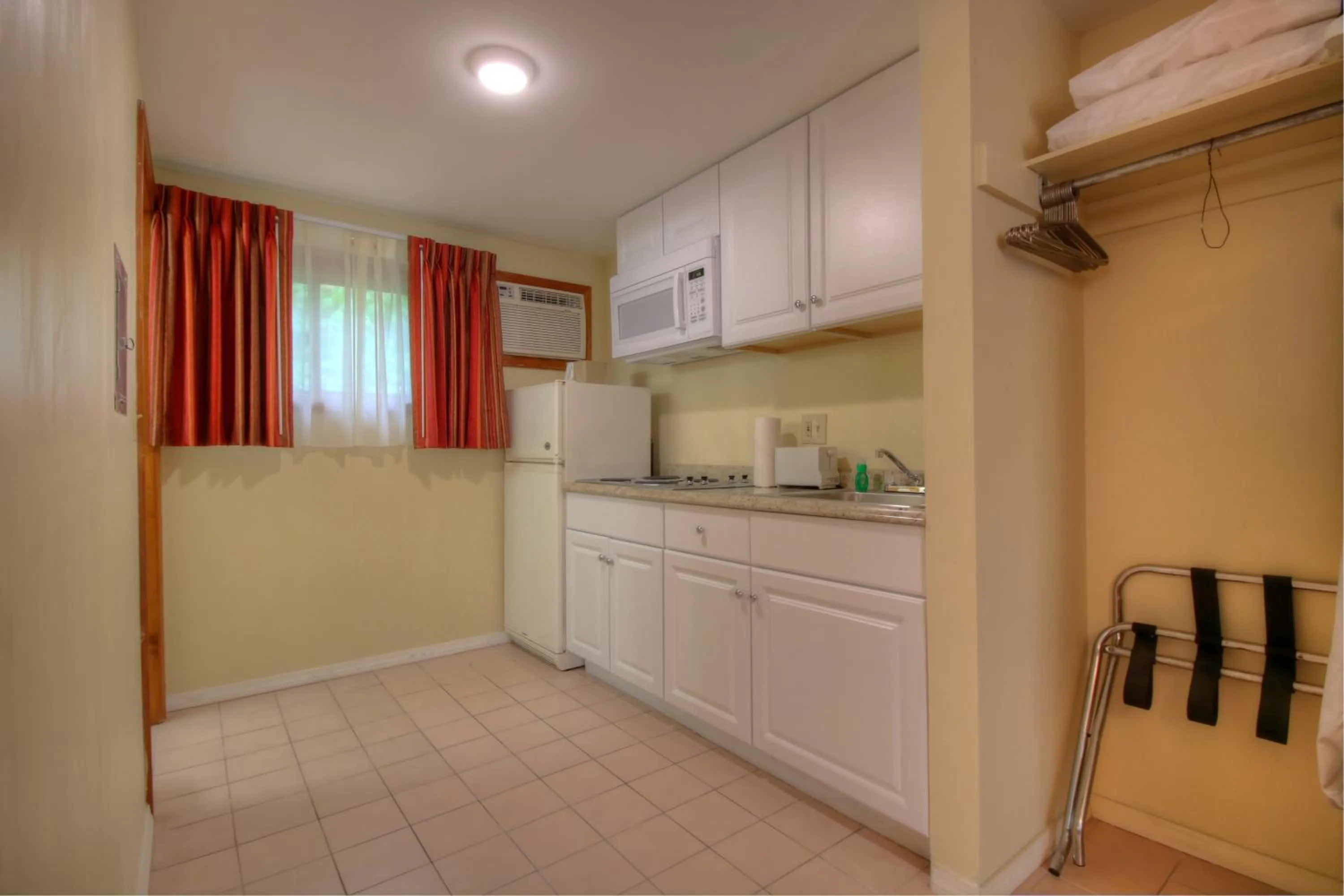 Kitchen or kitchenette in Ogunquit Tides