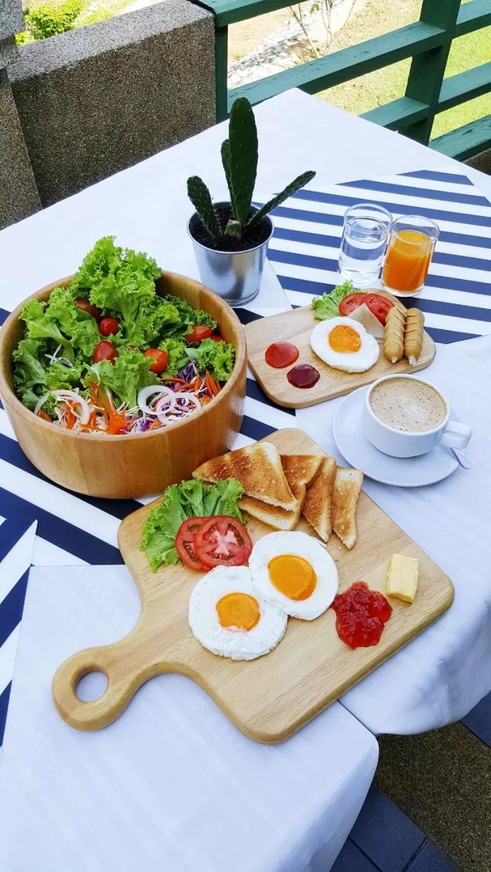 Breakfast in Aekpailin River Kwai Resort